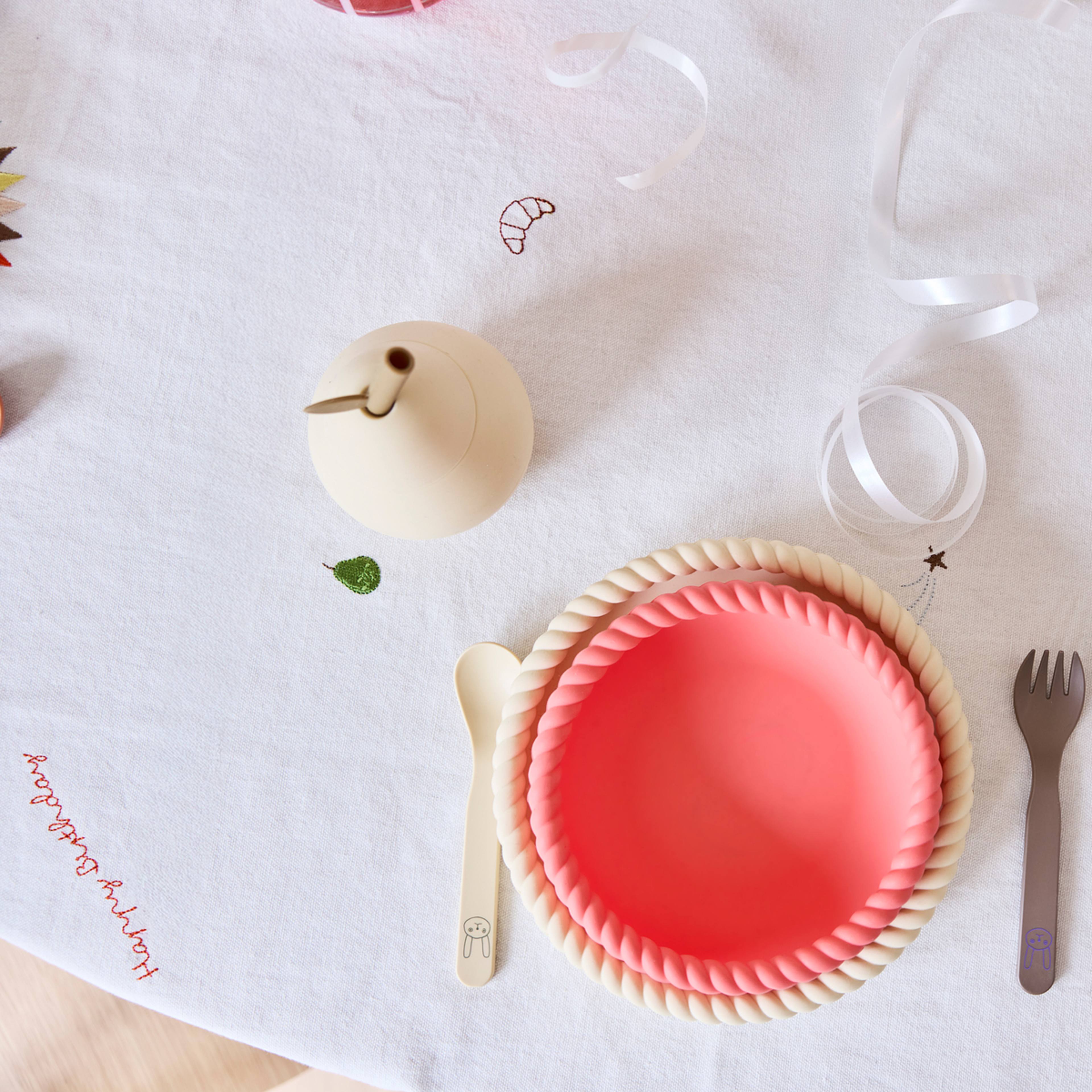 Mellow Plate & Bowl, från OYOY Mini, i färgen vanilla/cherryred. Klicka för att öppna bilden i stort format