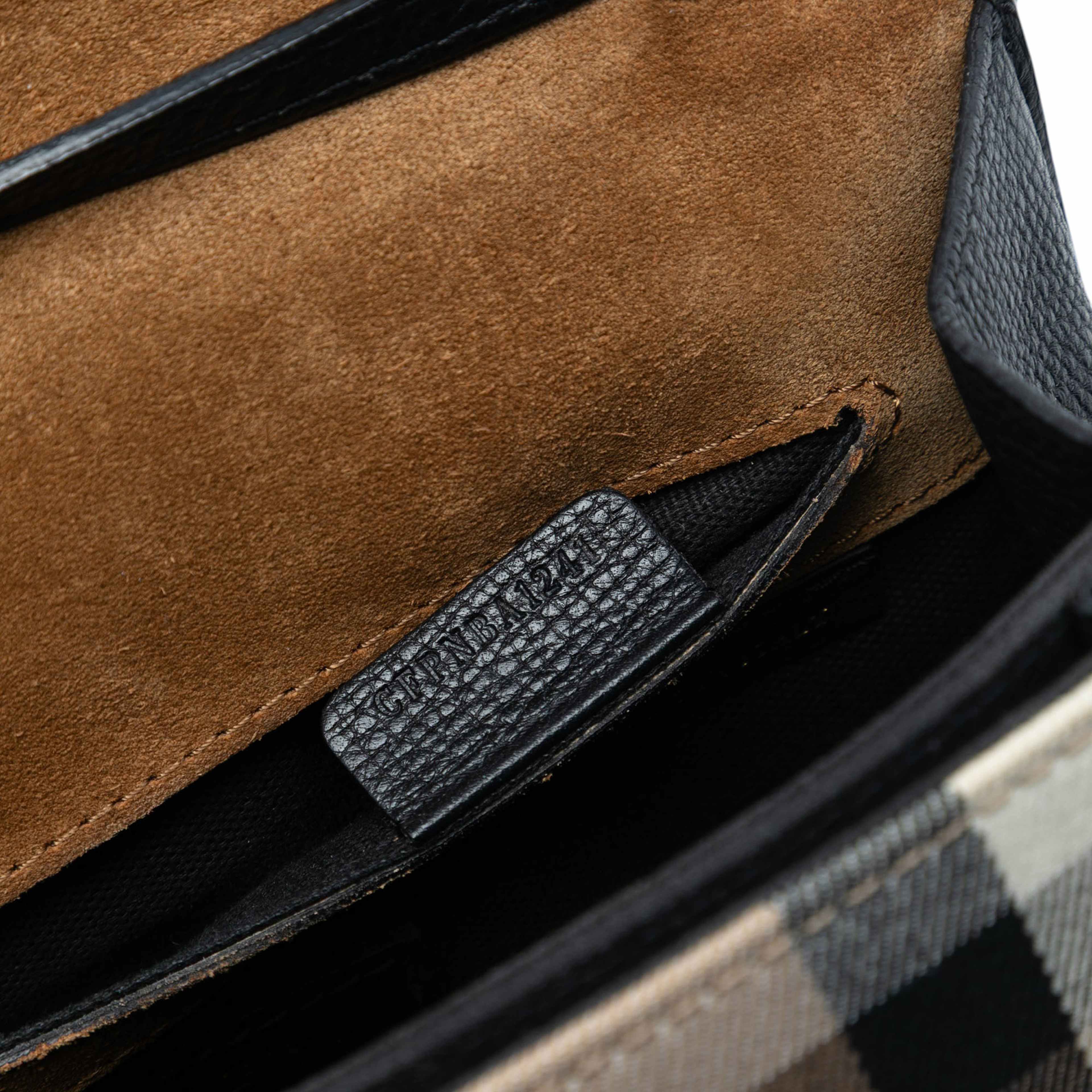 Burberry Small Leather And House Check Canvas Derby Macken Crossbody, från Luxclusif, i färgen black. Klicka för att öppna bilden i stort format