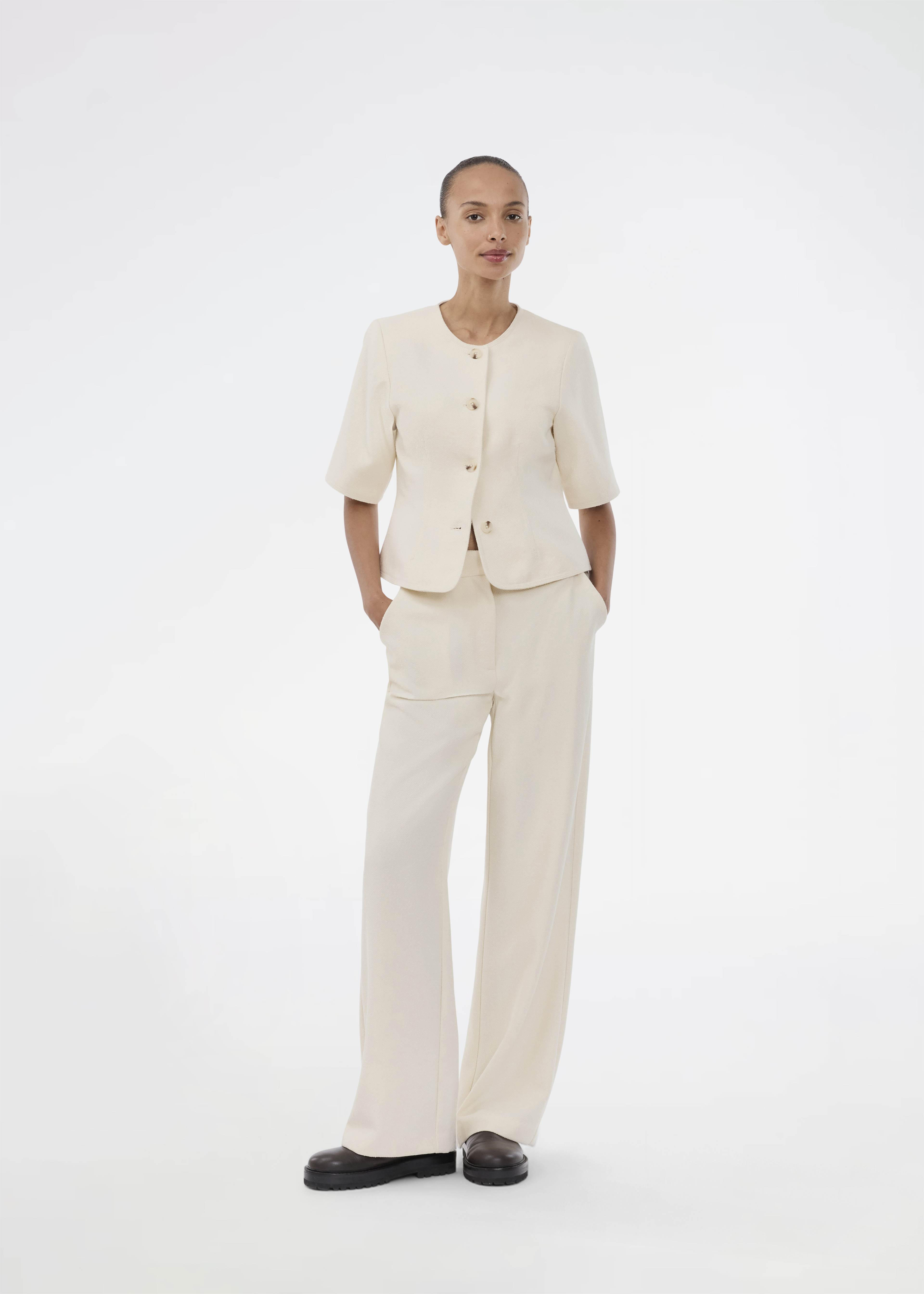 Vesmd Blazer, från Modström, i färgen vanilla cream. Klicka för att öppna bilden i stort format