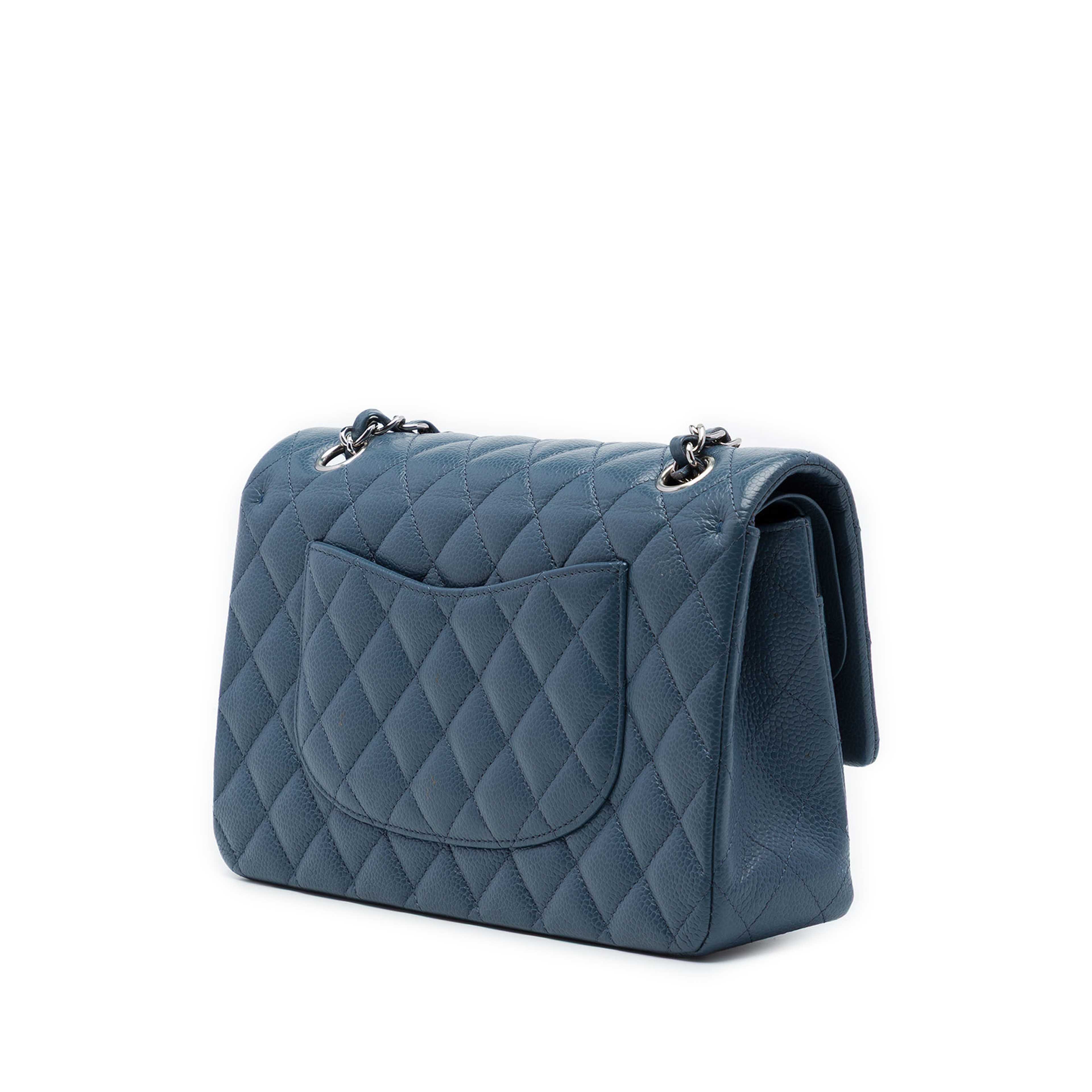 Chanel Medium Classic Caviar Double Flap, från Luxclusif, i färgen blå. Klicka för att öppna bilden i stort format