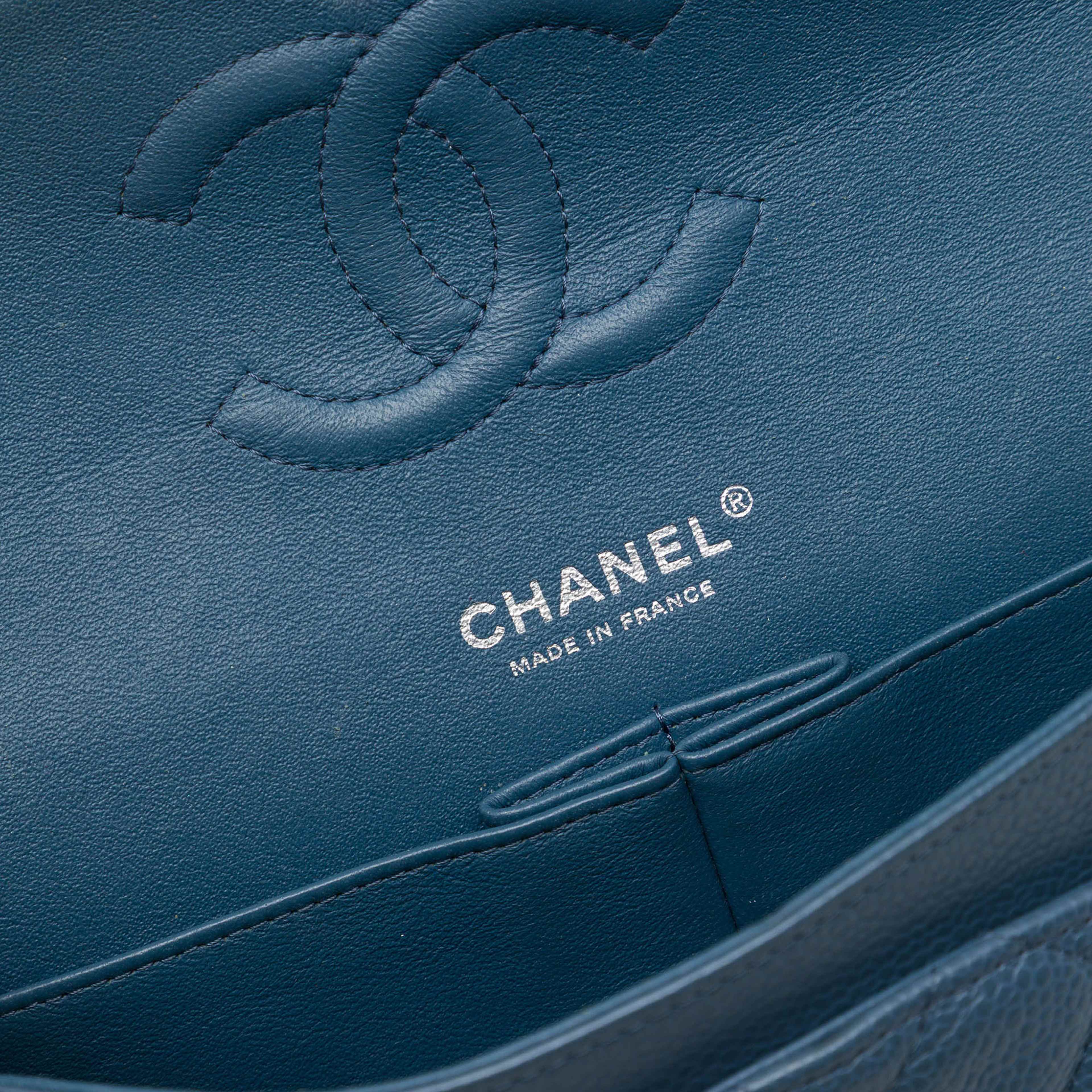 Chanel Medium Classic Caviar Double Flap, från Luxclusif, i färgen blå. Klicka för att öppna bilden i stort format