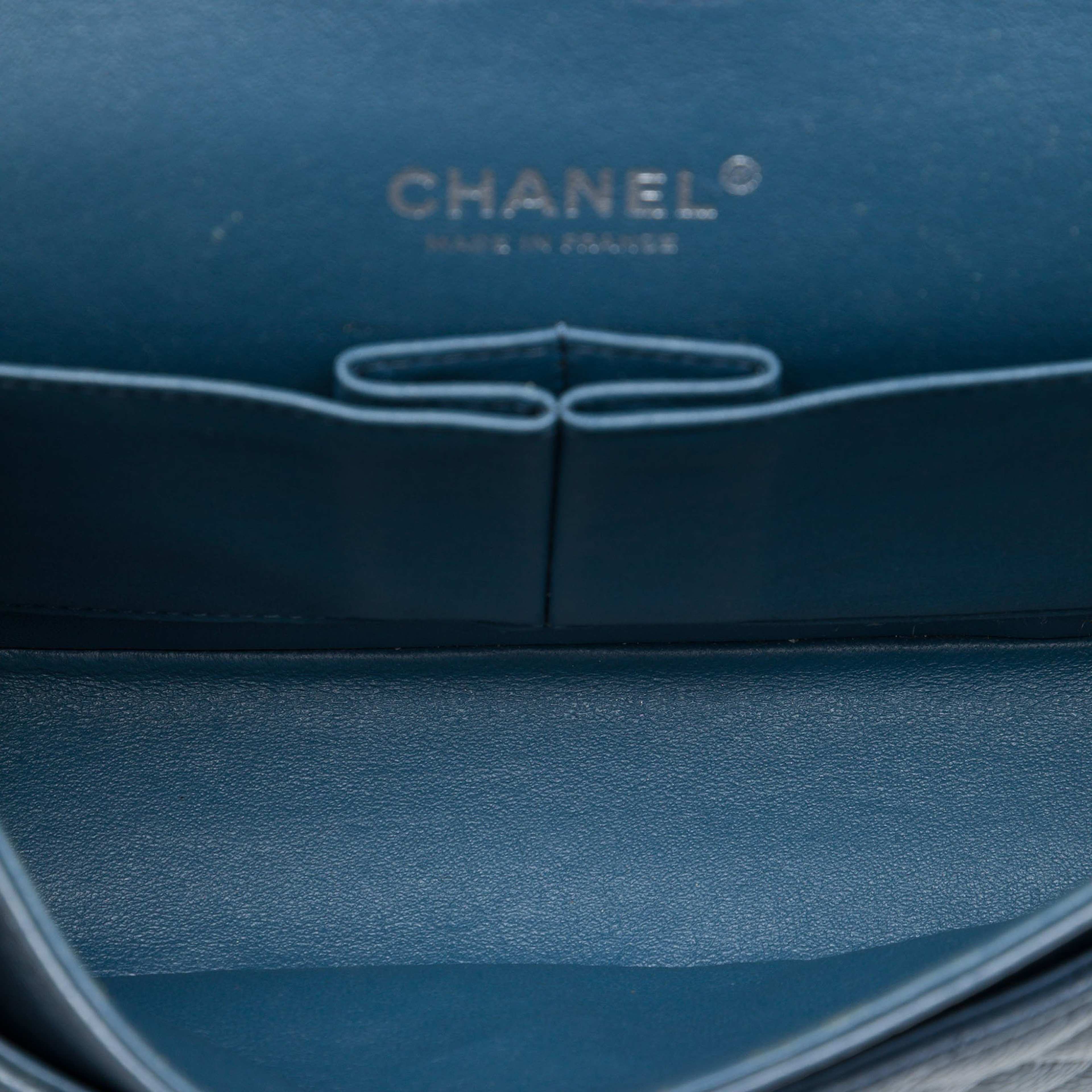 Chanel Medium Classic Caviar Double Flap, från Luxclusif, i färgen blå. Klicka för att öppna bilden i stort format