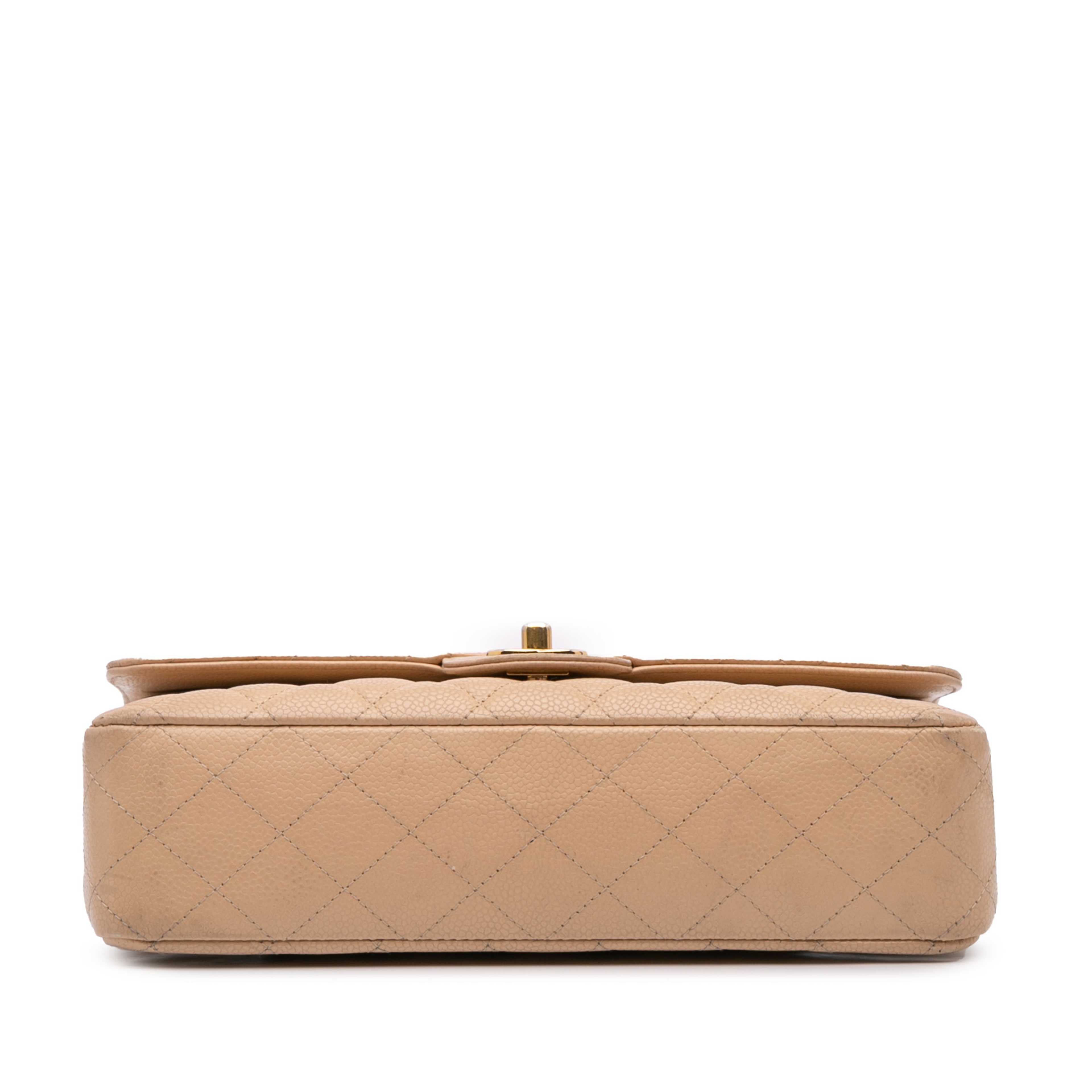 Chanel Medium Classic Caviar Double Flap, från Luxclusif, i färgen beige.