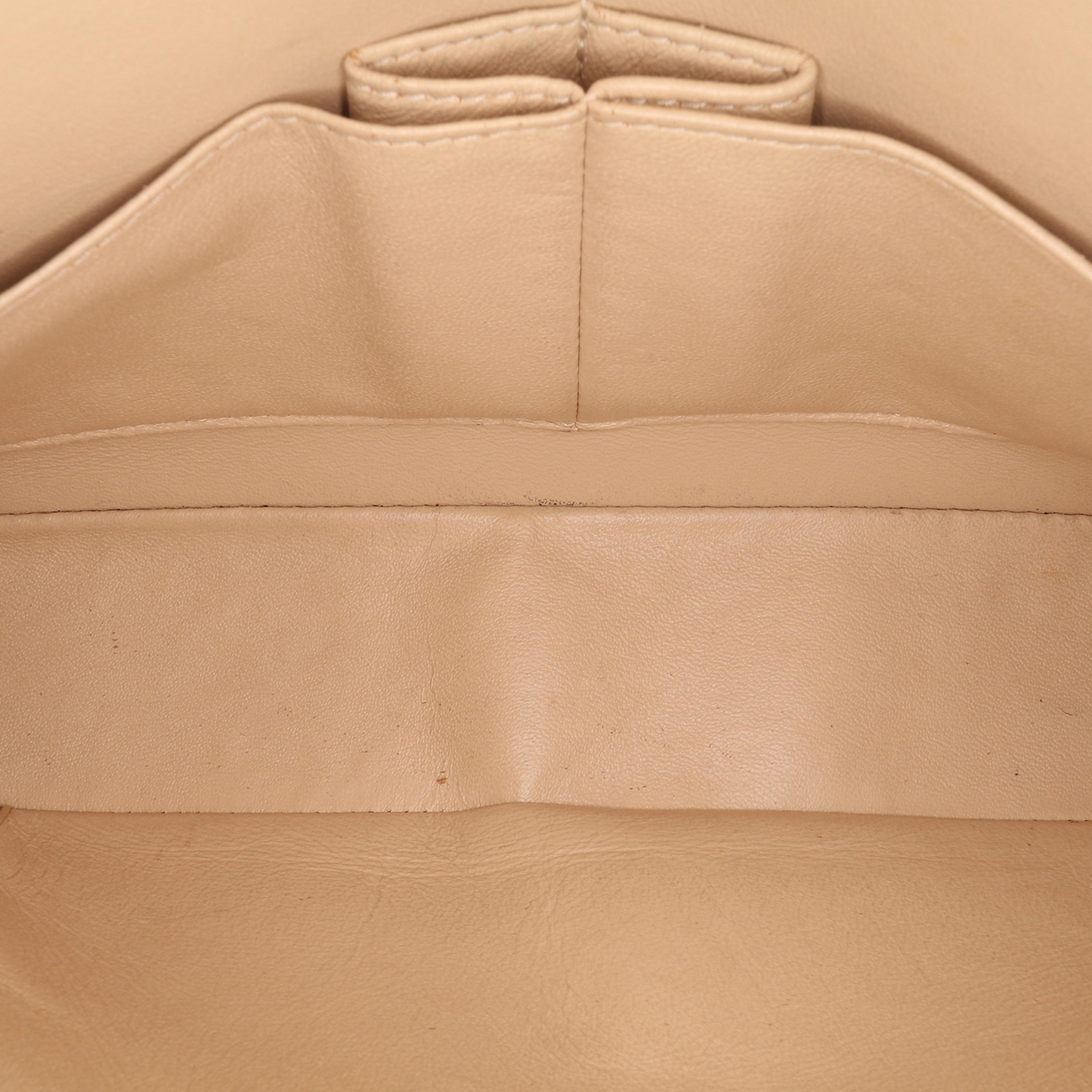 Chanel Medium Classic Caviar Double Flap, från Luxclusif, i färgen beige.