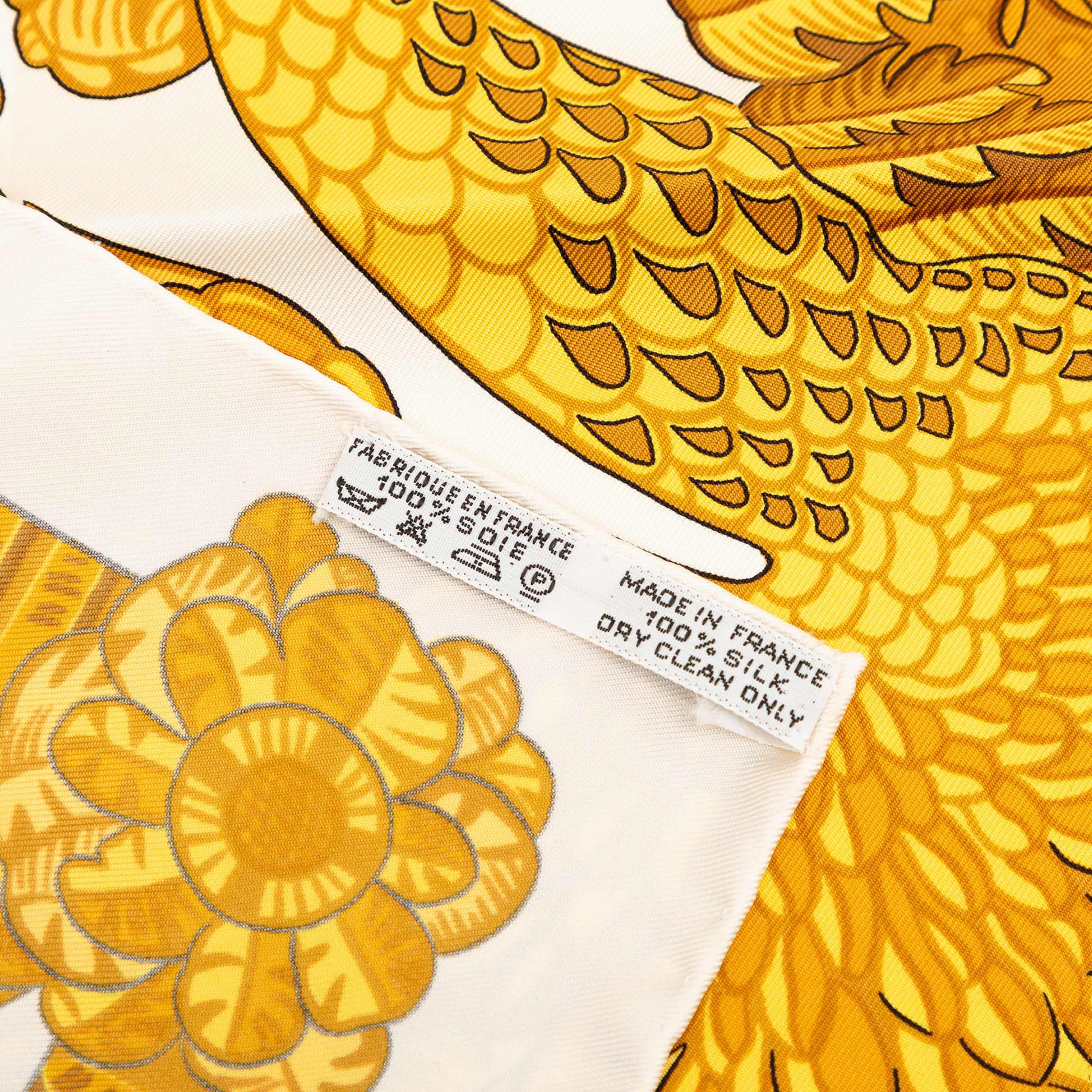 Hermès Armets En Panache Silk Scarf 90, från Luxclusif, i färgen white. Klicka för att öppna bilden i stort format