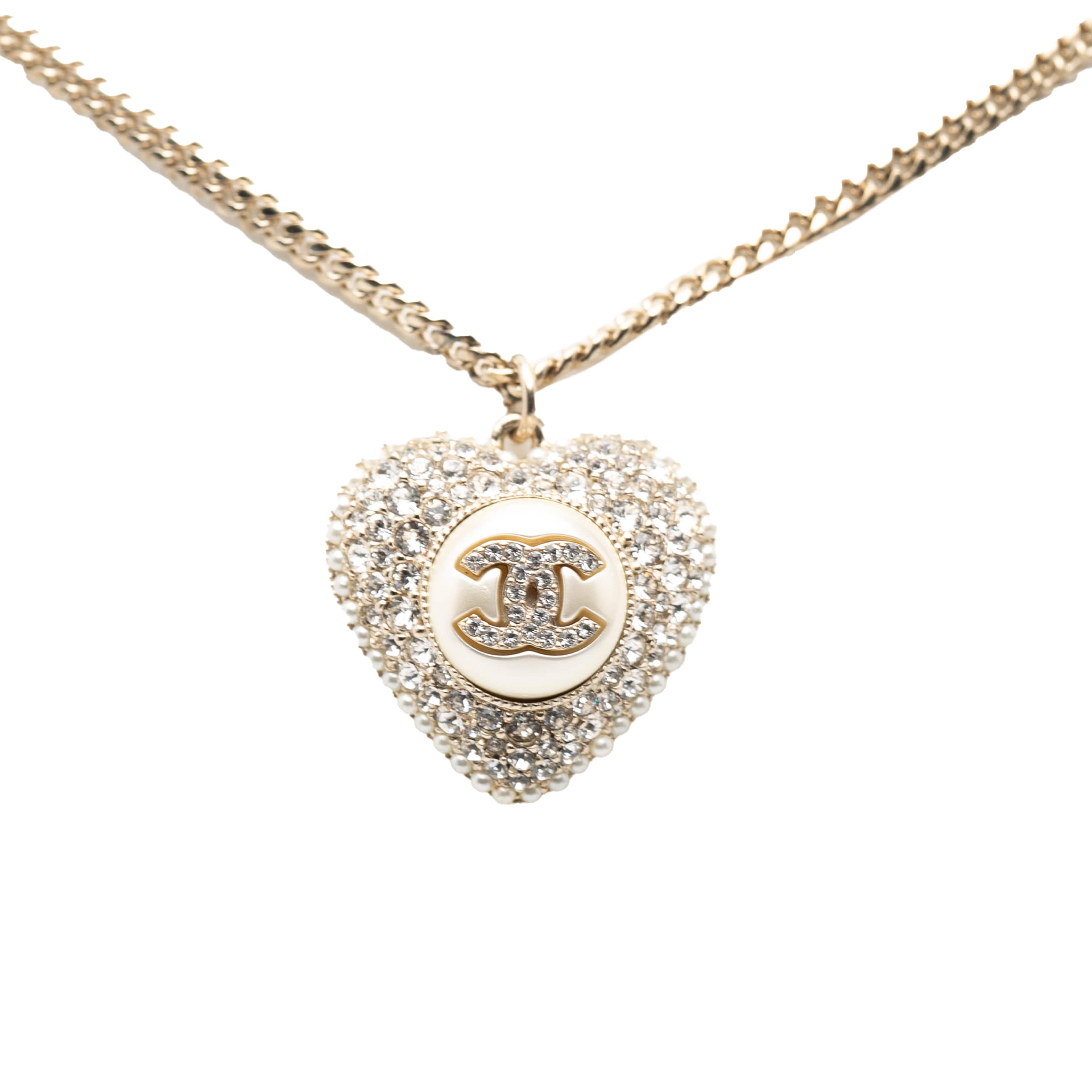 Chanel Gold Plated Cc Faux Pearl Crystal Heart Pendant Necklace, från Luxclusif, i färgen gold. Klicka för att öppna bilden i stort format