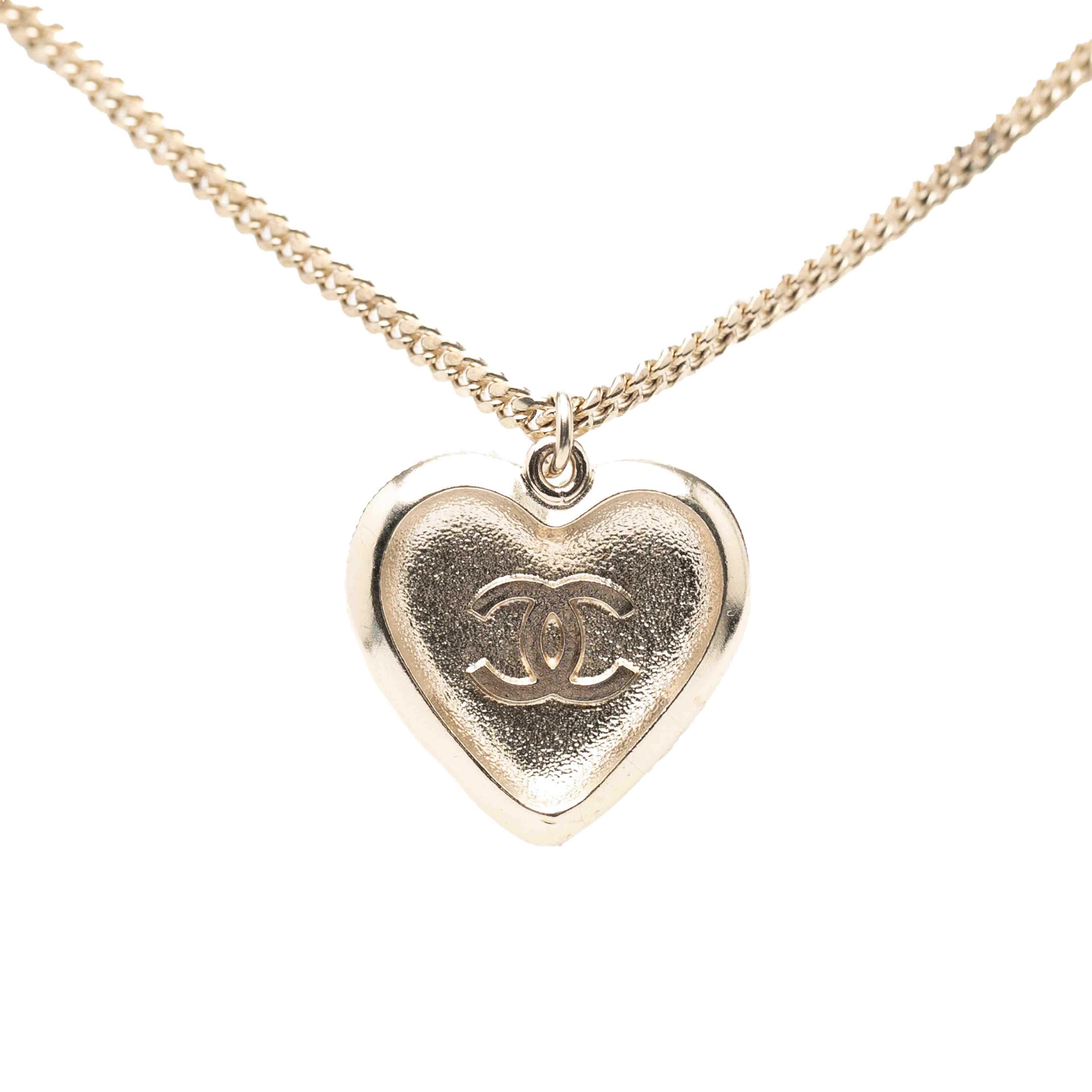 Chanel Gold Plated Cc Faux Pearl Crystal Heart Pendant Necklace, från Luxclusif, i färgen gold. Klicka för att öppna bilden i stort format