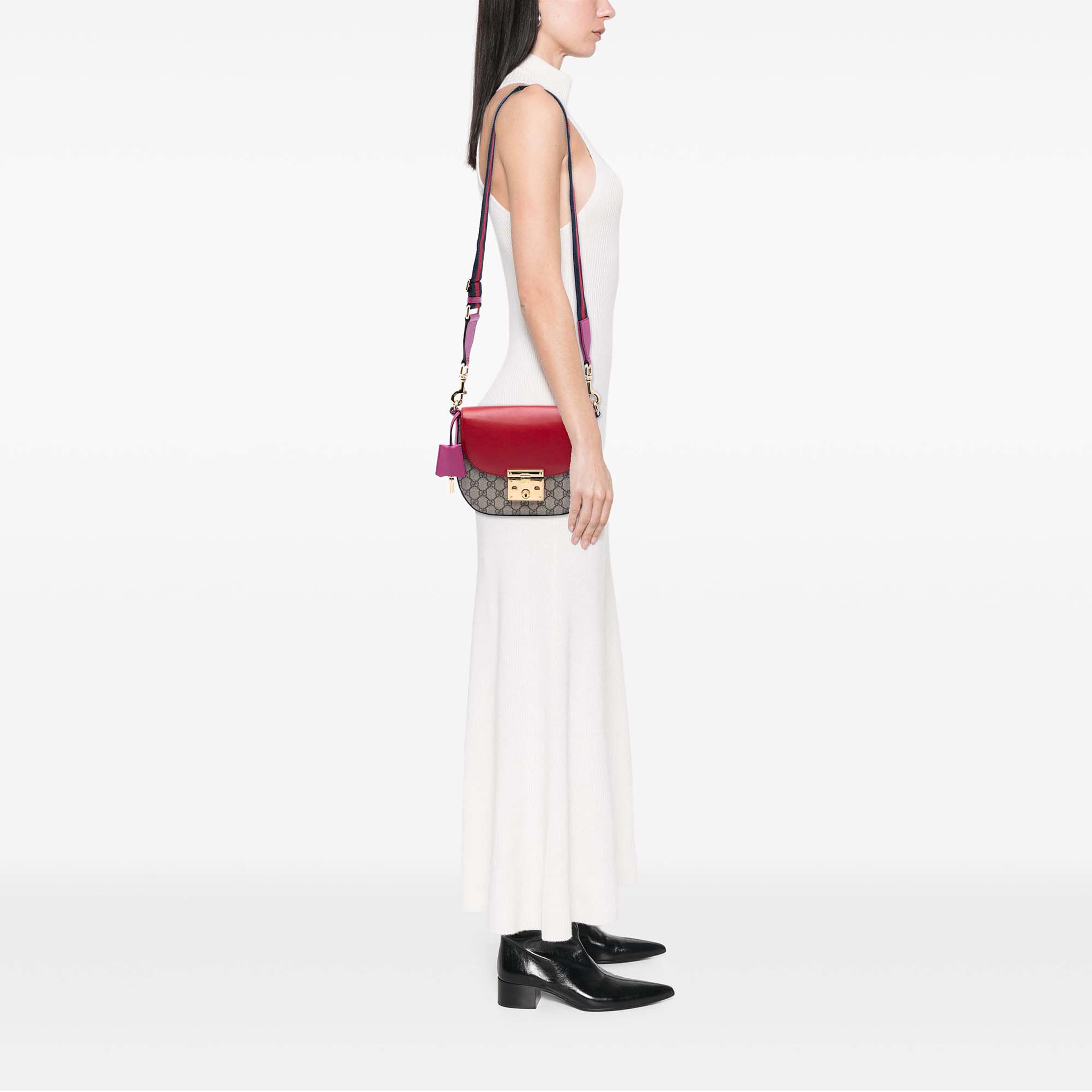 Gucci Gg Supreme Web Padlock Crossbody, från Luxclusif, i färgen beige. Klicka för att öppna bilden i stort format