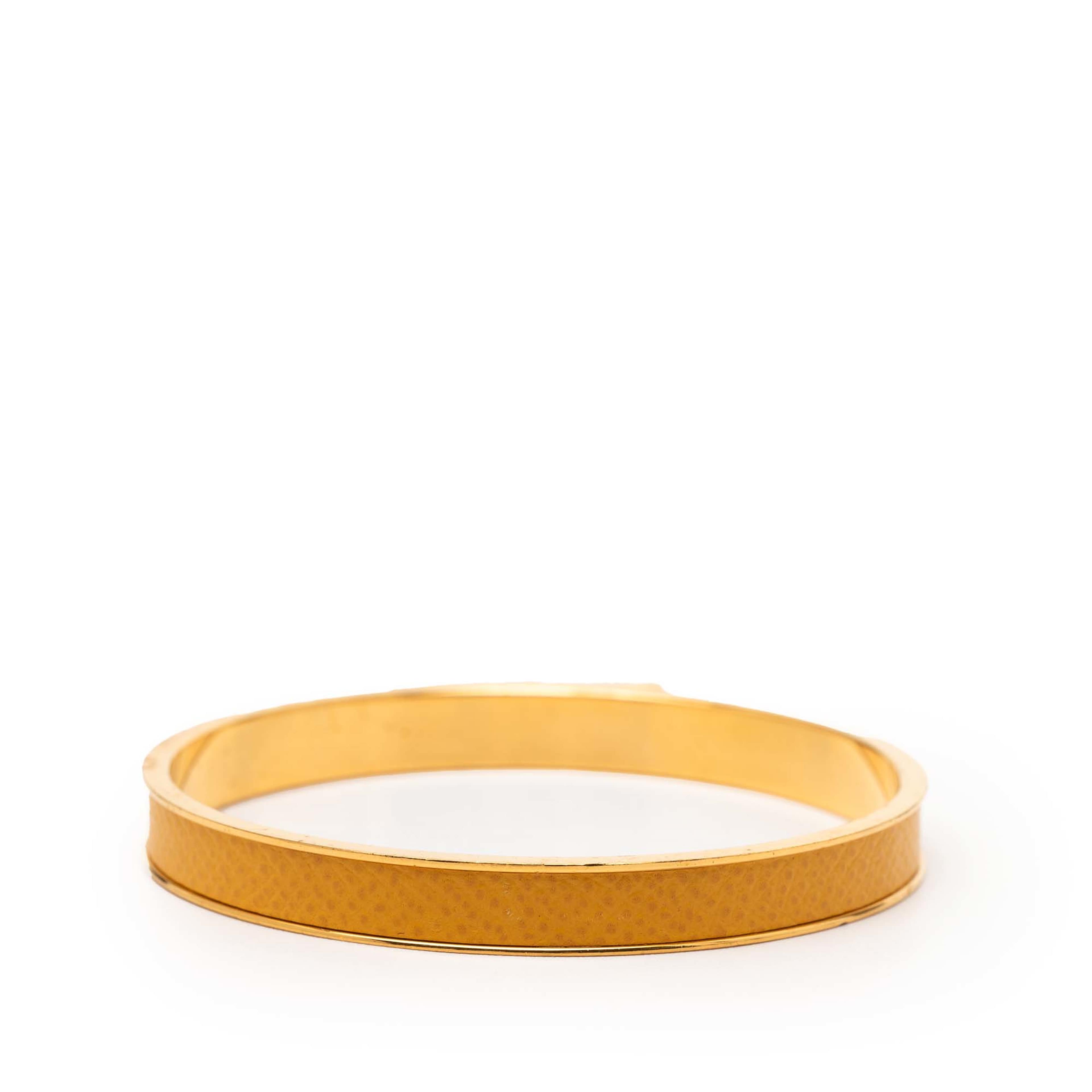 Hermès Gold Plated Epsom Kelly Cadena Lock Bangle Bracelet, från Luxclusif, i färgen yellow. Klicka för att öppna bilden i stort format