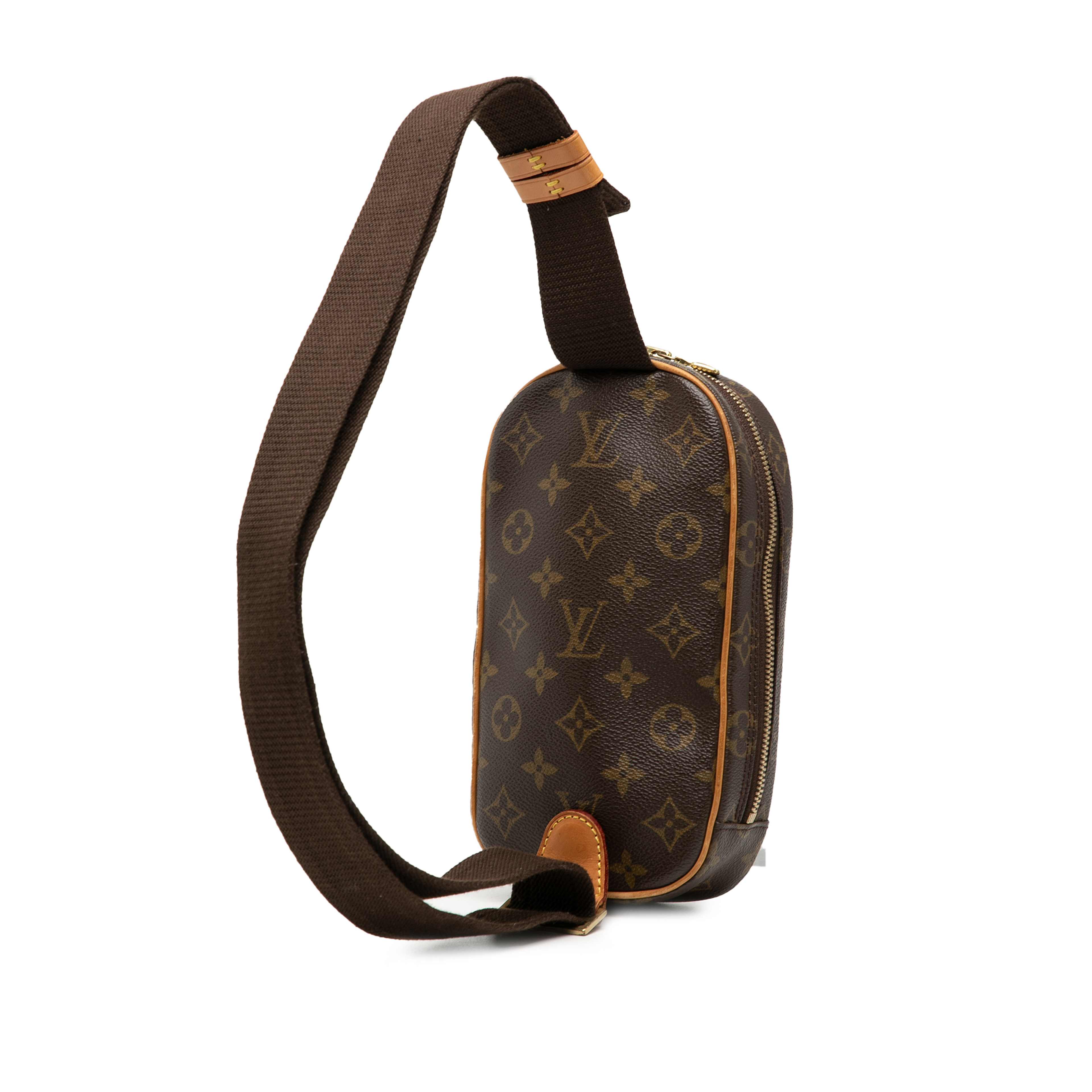 Louis Vuitton Monogram Pochette Gange, från Luxclusif, i färgen brown. Klicka för att öppna bilden i stort format