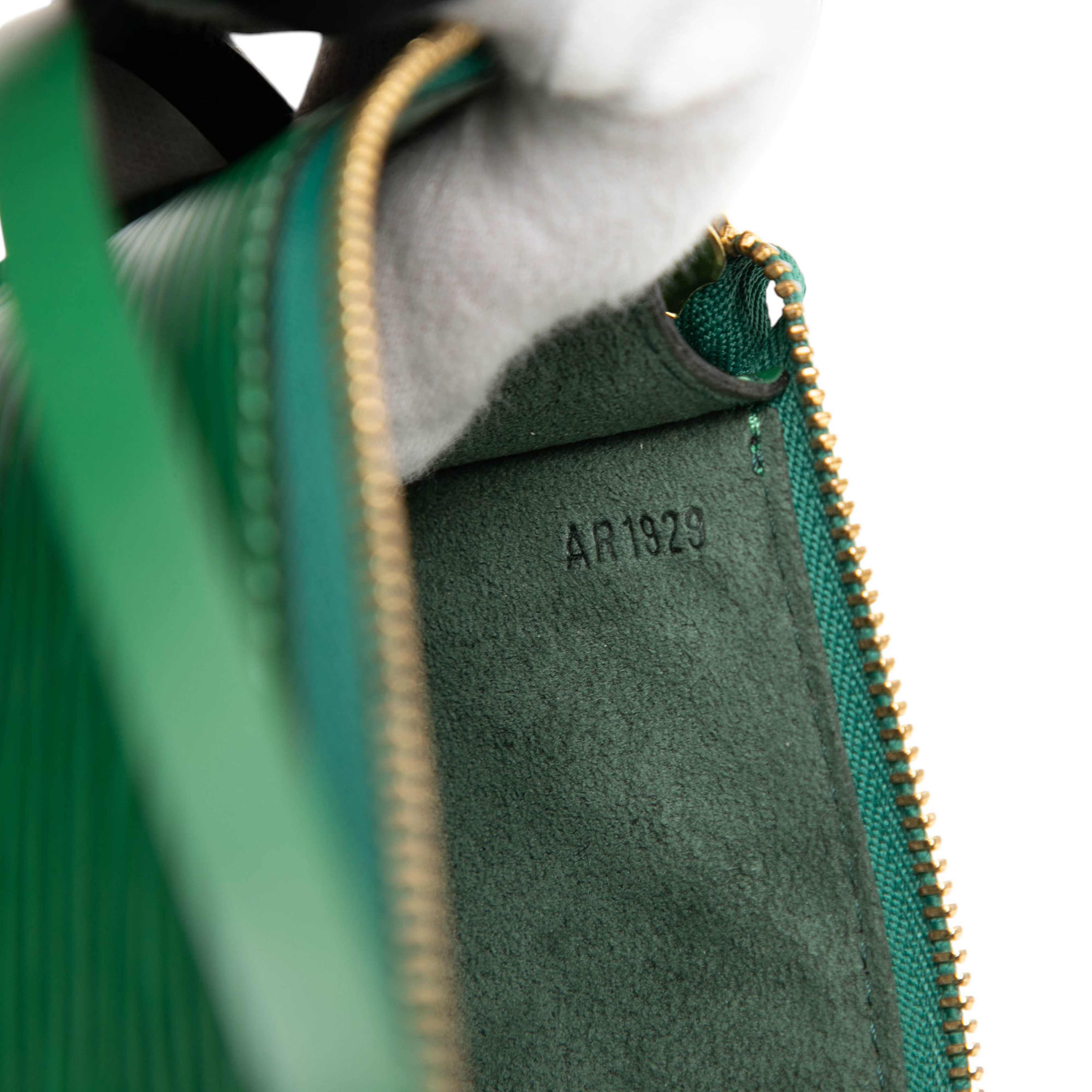 Louis Vuitton Epi Pochette Accessoires, från Luxclusif, i färgen green. Klicka för att öppna bilden i stort format