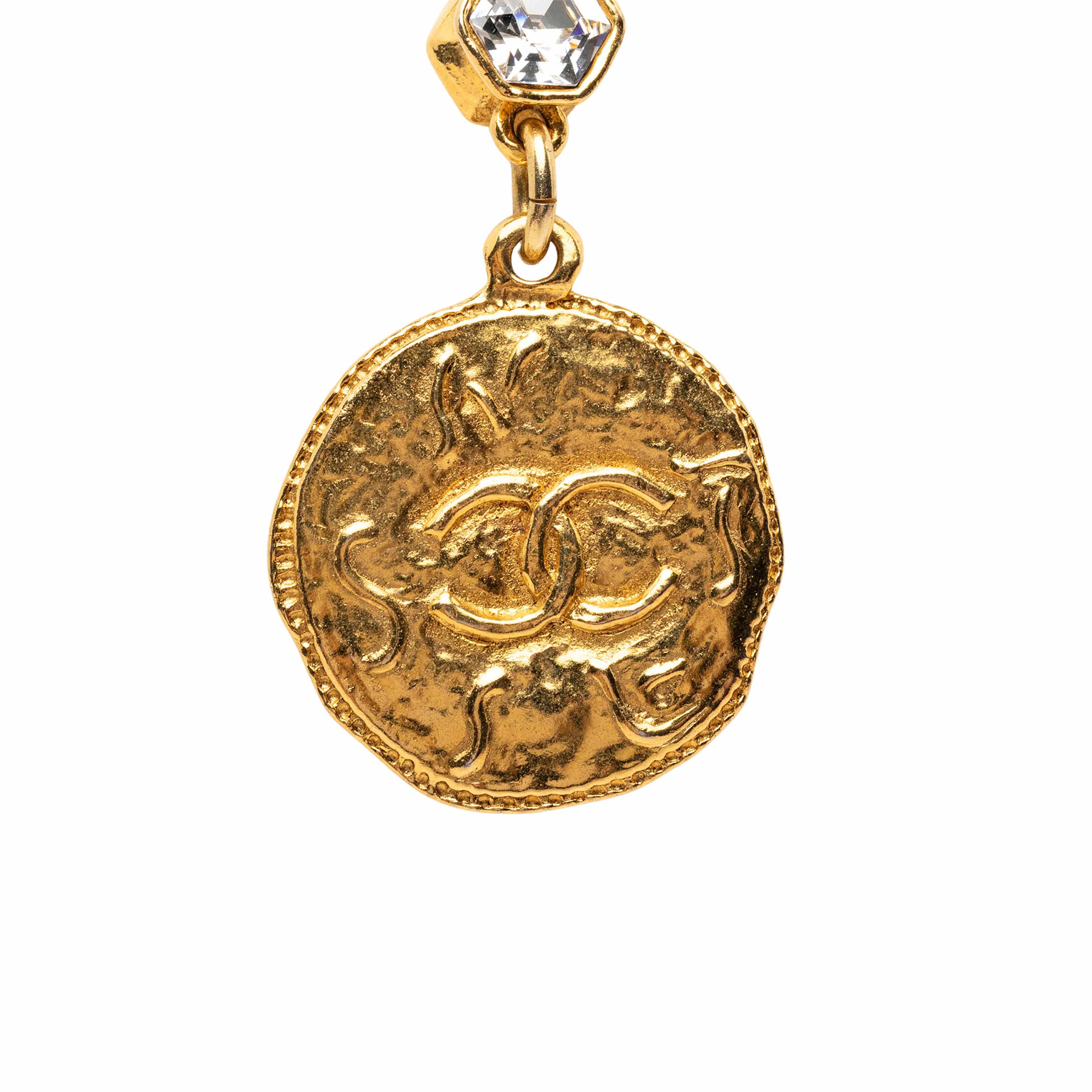 Chanel Cc Gold Plated Strass Medallion Pendant Necklace, från Luxclusif, i färgen guld. Klicka för att öppna bilden i stort format