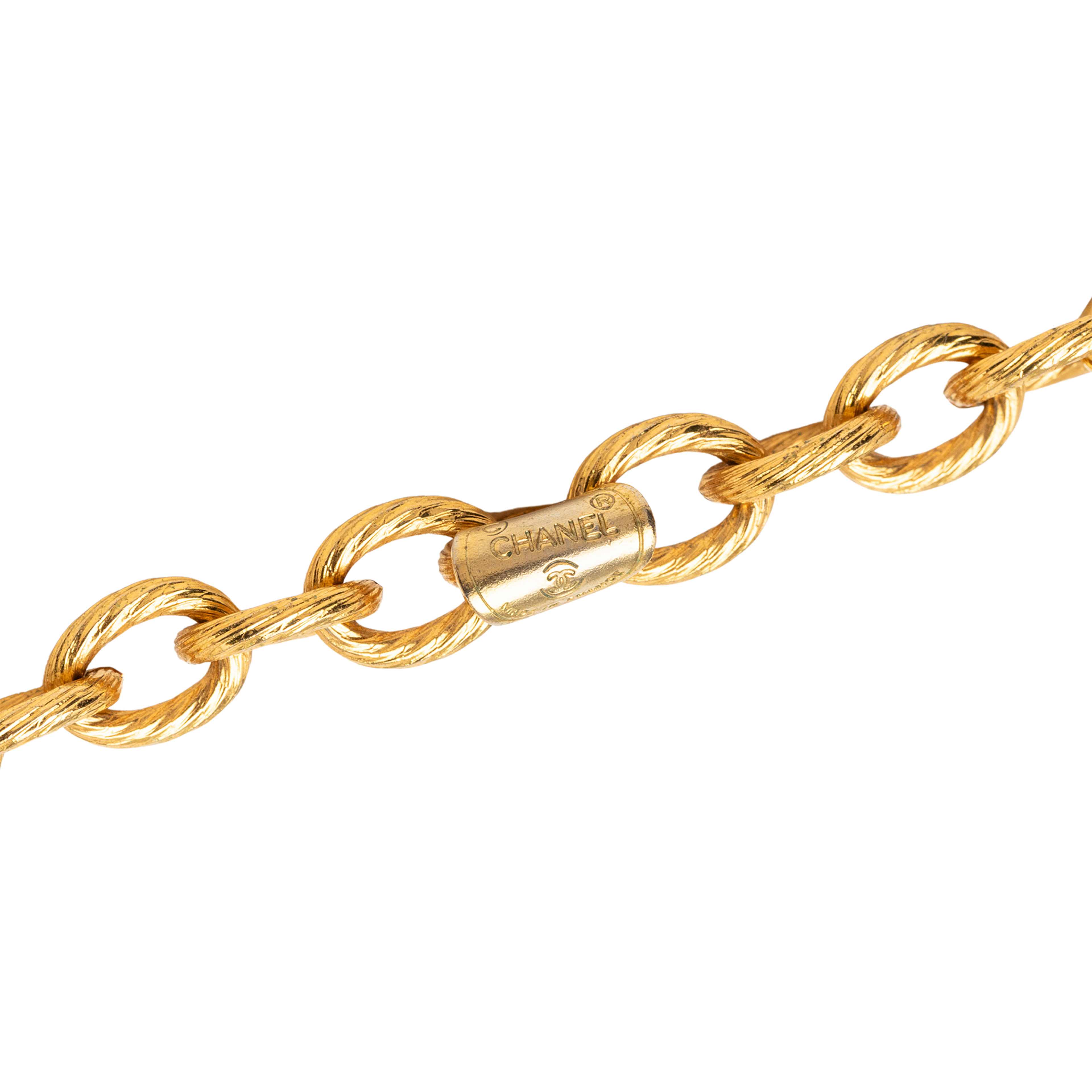 Chanel Cc Gold Plated Strass Medallion Pendant Necklace, från Luxclusif, i färgen guld. Klicka för att öppna bilden i stort format