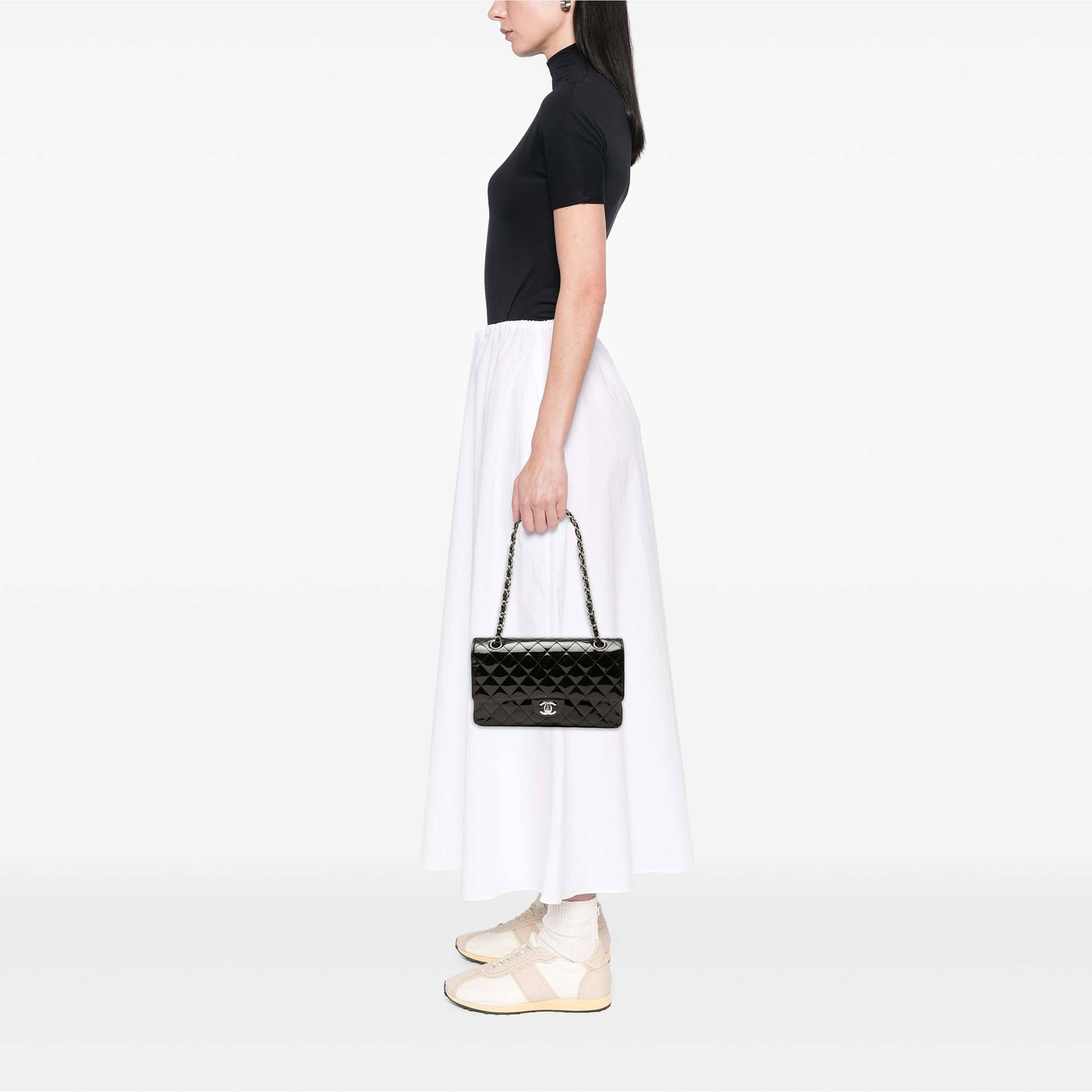 Chanel Medium Classic Patent Double Flap, från Luxclusif, i färgen svart. Klicka för att öppna bilden i stort format