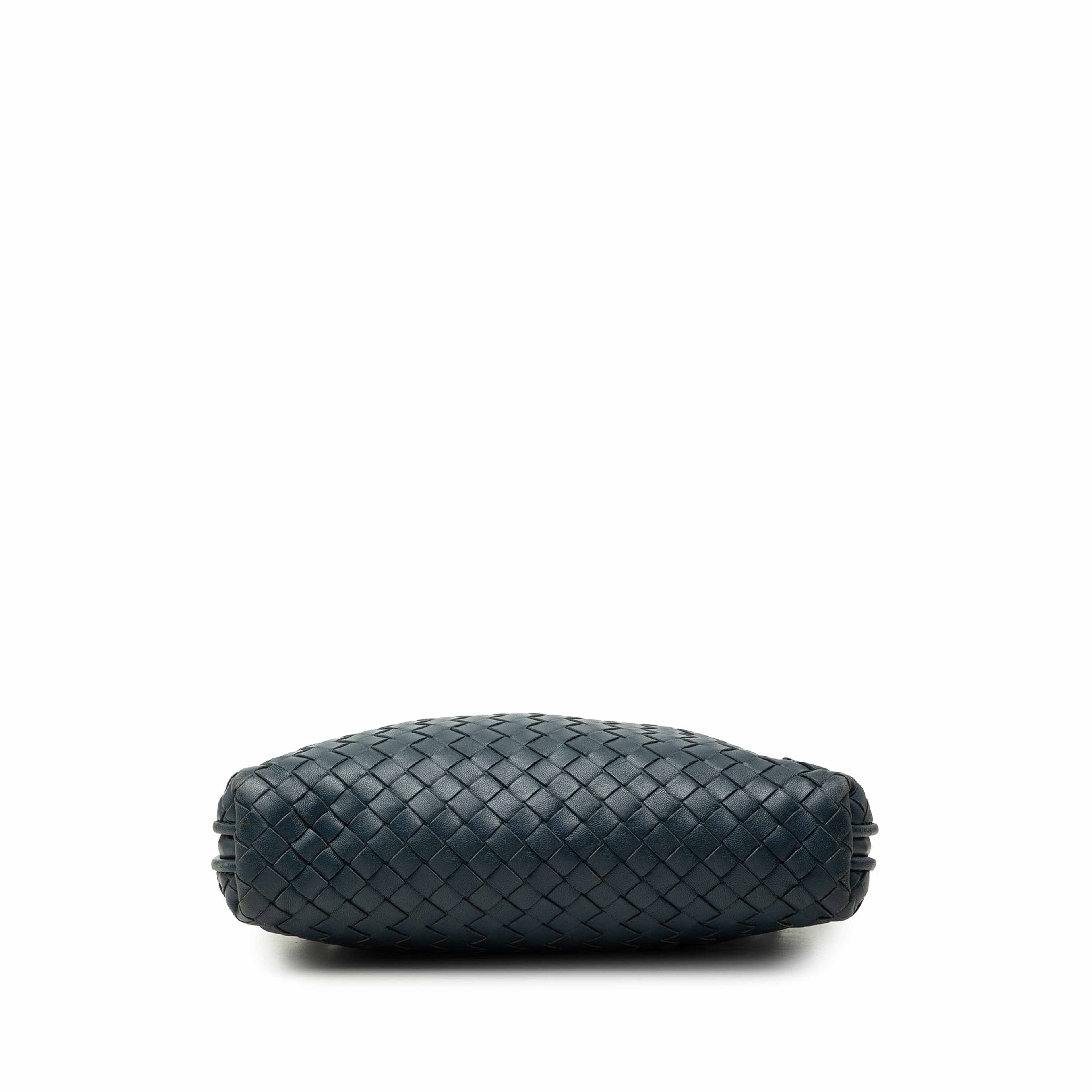 Bottega Veneta Nappa Intrecciato Nodini Crossbody, från Luxclusif, i färgen blå. Klicka för att öppna bilden i stort format