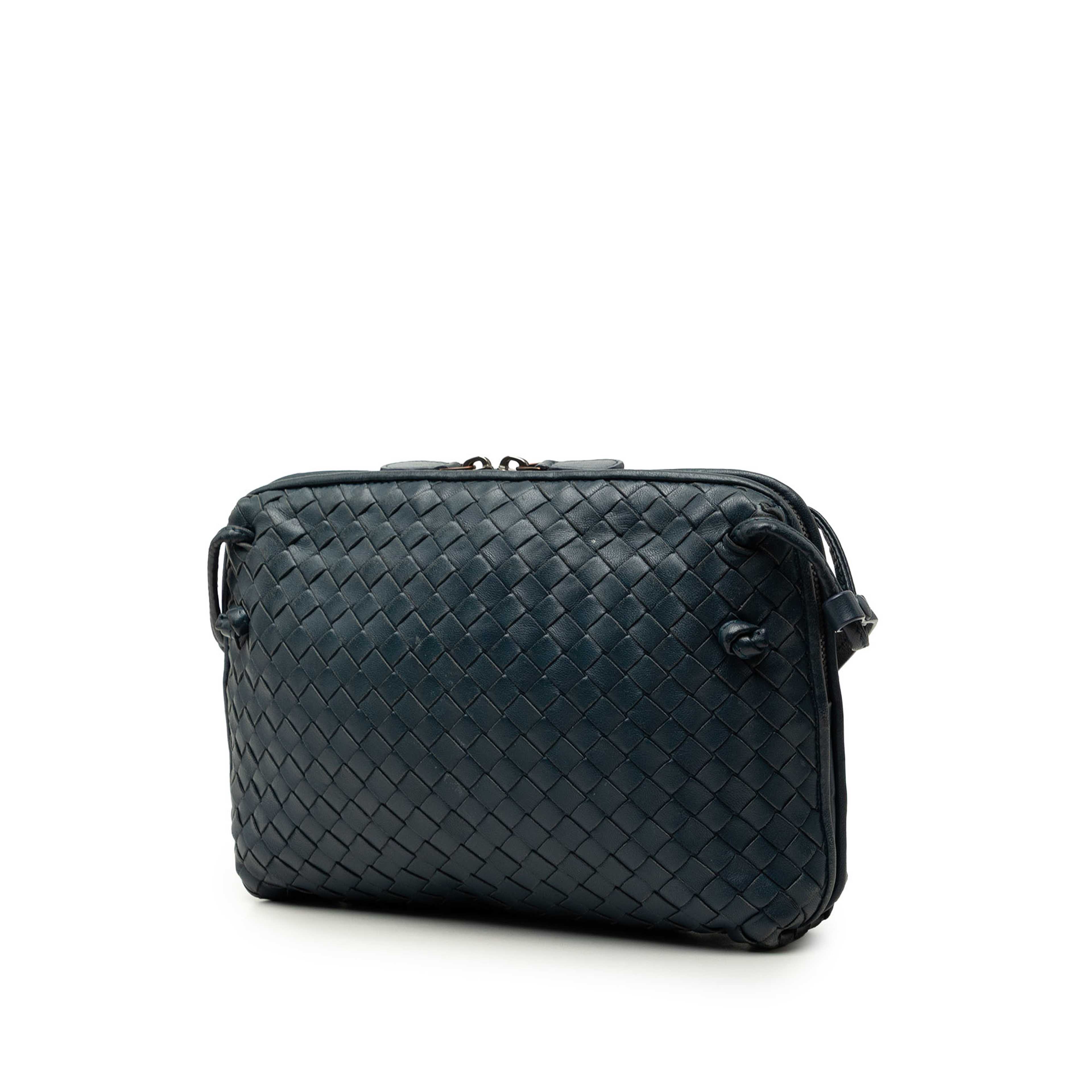 Bottega Veneta Nappa Intrecciato Nodini Crossbody, från Luxclusif, i färgen blå. Klicka för att öppna bilden i stort format