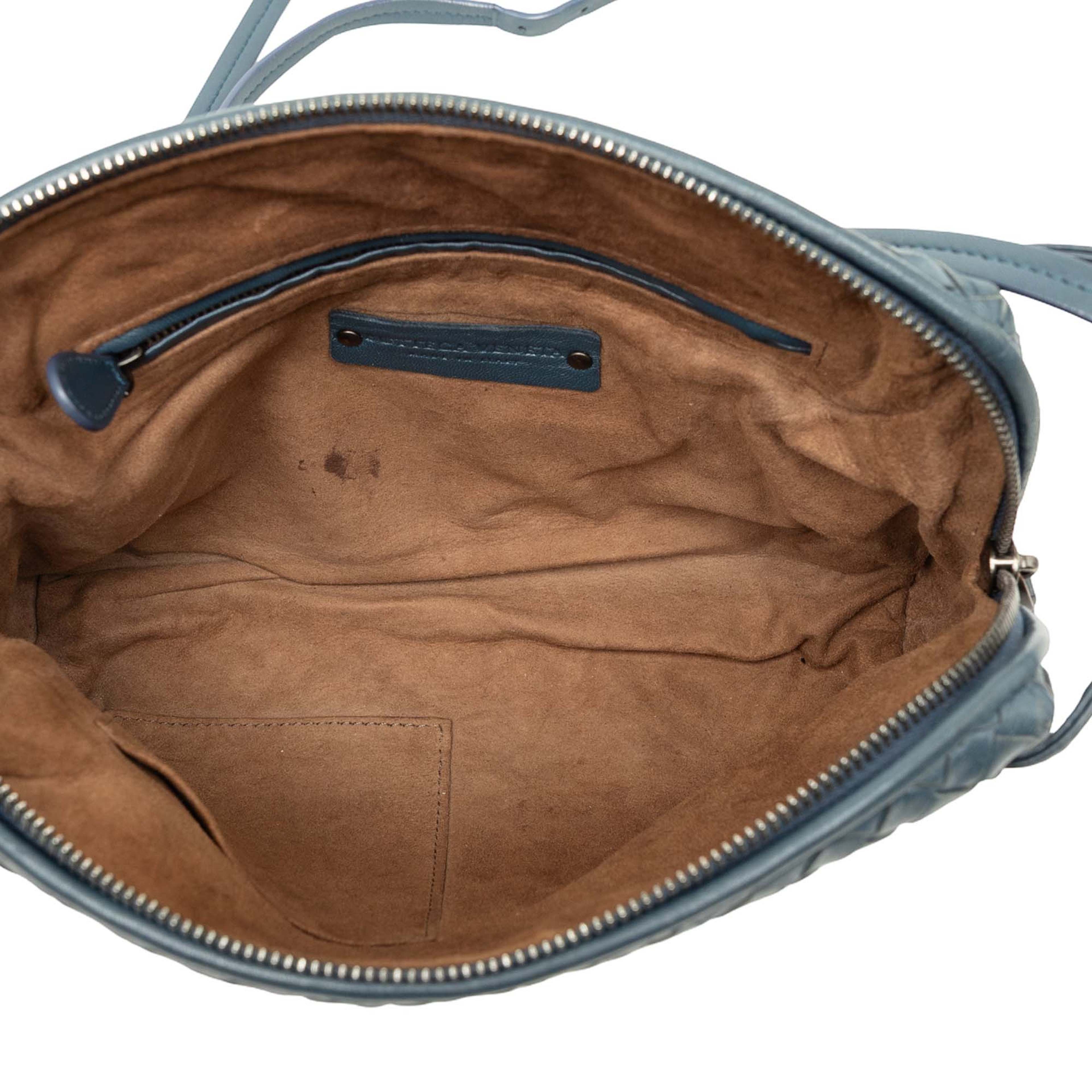 Bottega Veneta Nappa Intrecciato Nodini Crossbody, från Luxclusif, i färgen blå. Klicka för att öppna bilden i stort format