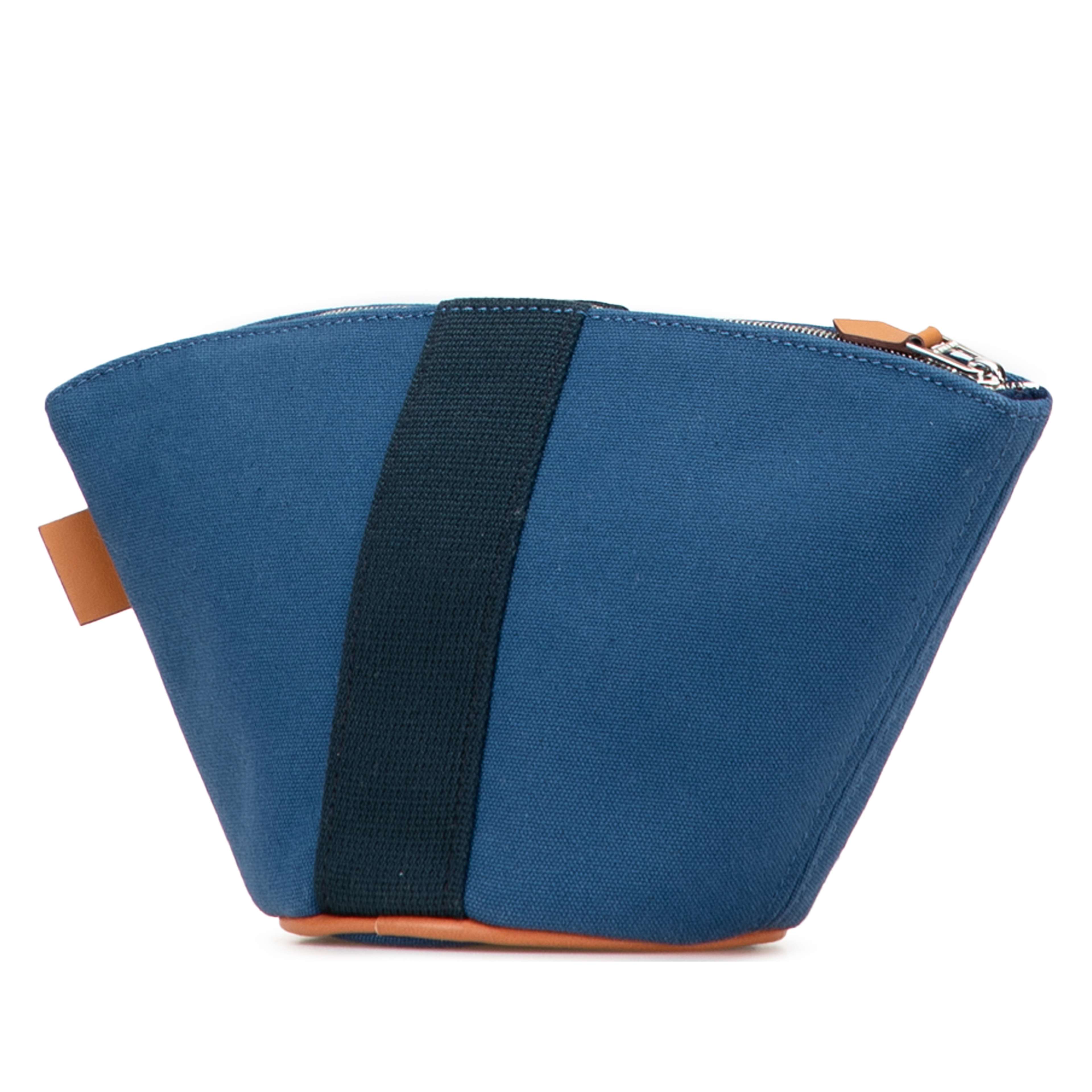 Hermès Mini Toile Palmyre Pouch, från Luxclusif, i färgen blå. Klicka för att öppna bilden i stort format
