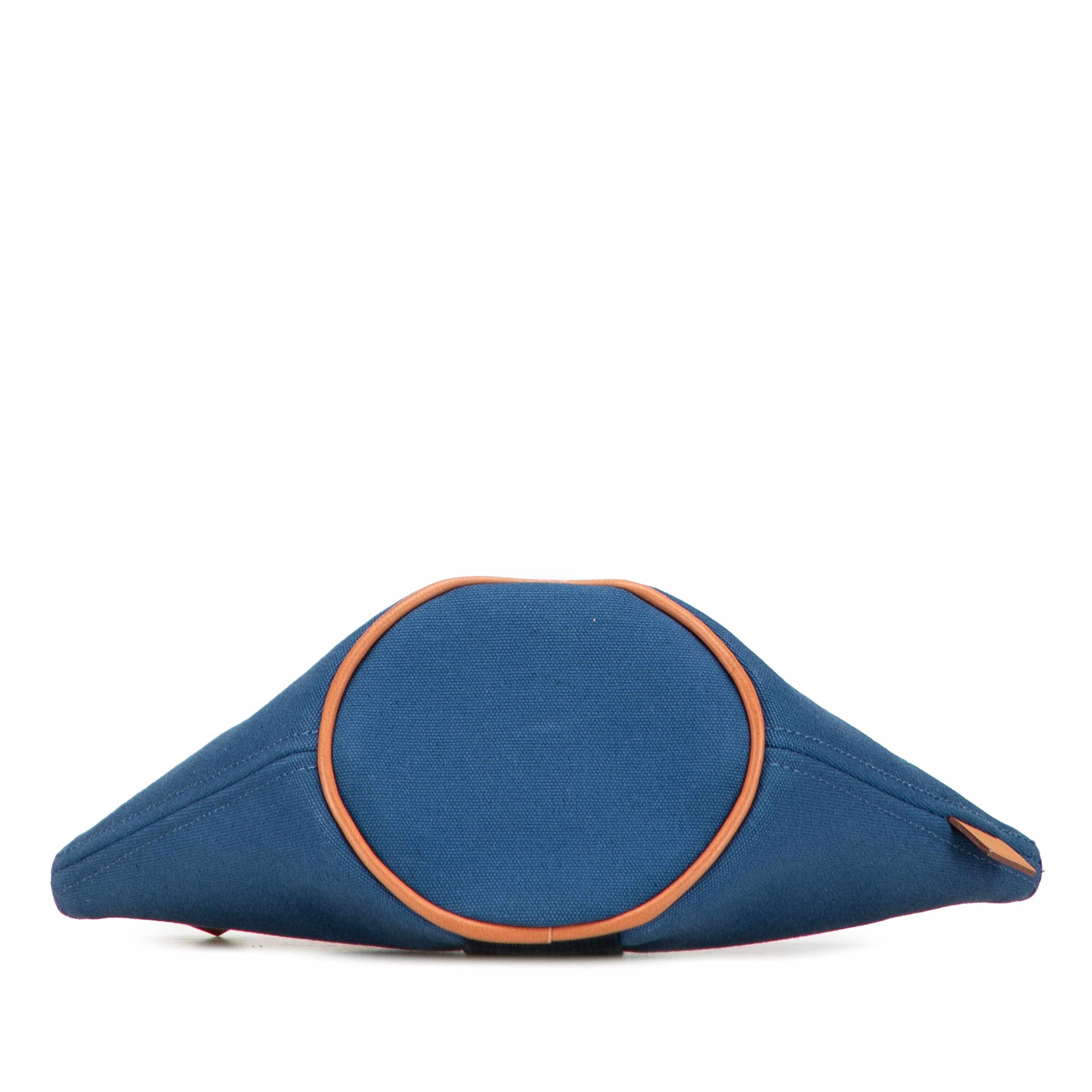 Hermès Mini Toile Palmyre Pouch, från Luxclusif, i färgen blå. Klicka för att öppna bilden i stort format