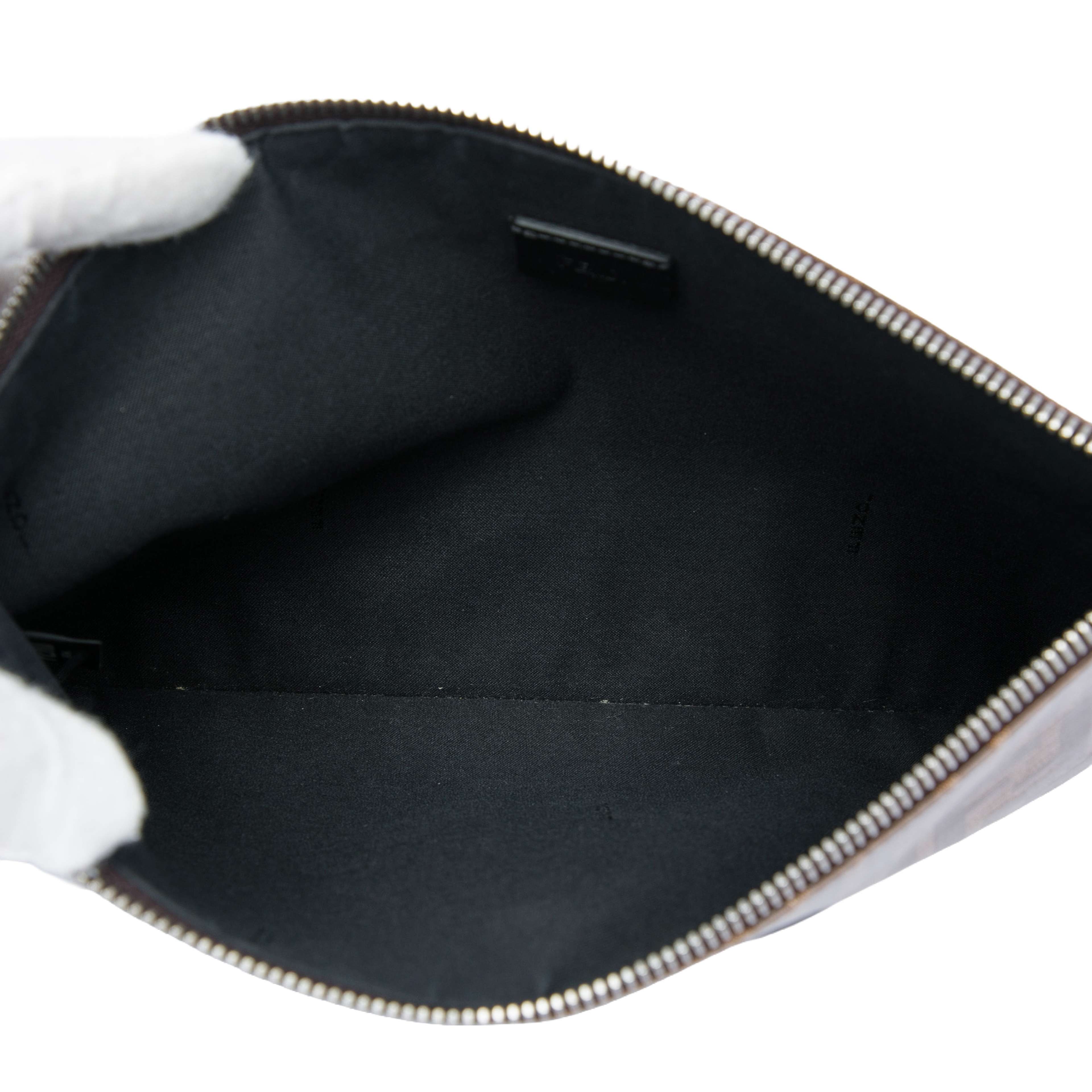 Fendi Zucca Coated Canvas Clutch, från Luxclusif, i färgen blå. Klicka för att öppna bilden i stort format
