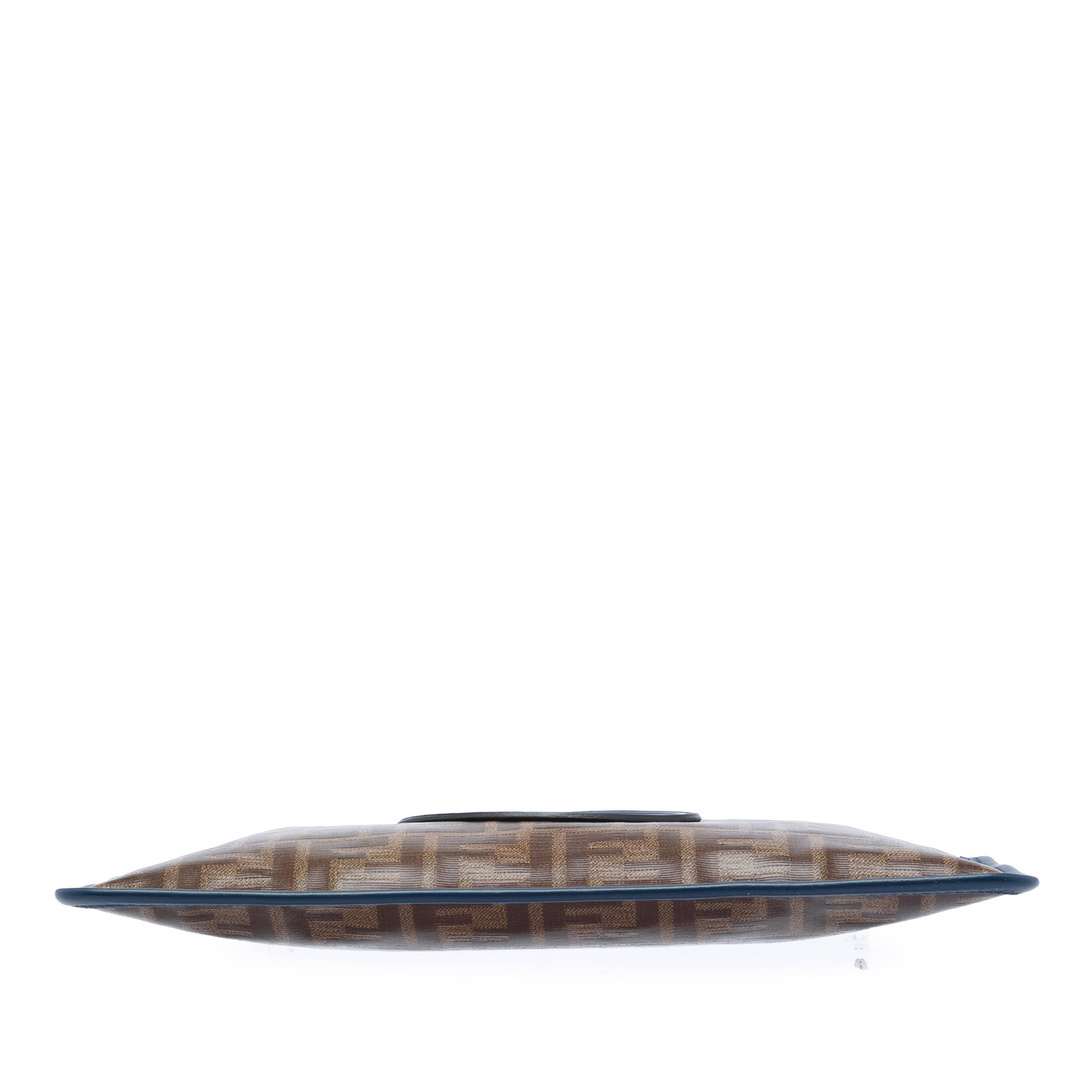 Fendi Zucca Coated Canvas Clutch, från Luxclusif, i färgen blå. Klicka för att öppna bilden i stort format