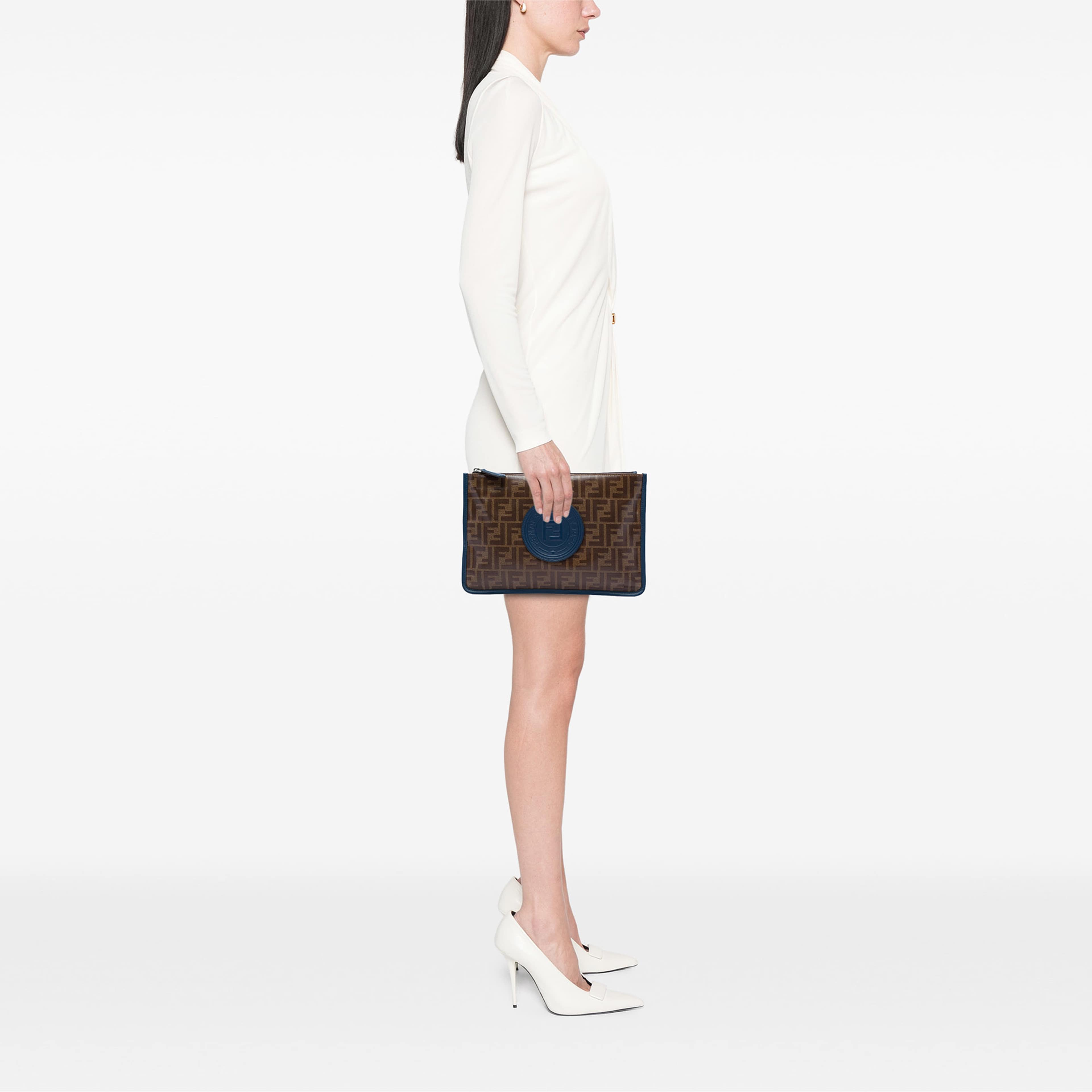 Fendi Zucca Coated Canvas Clutch, från Luxclusif, i färgen blå. Klicka för att öppna bilden i stort format