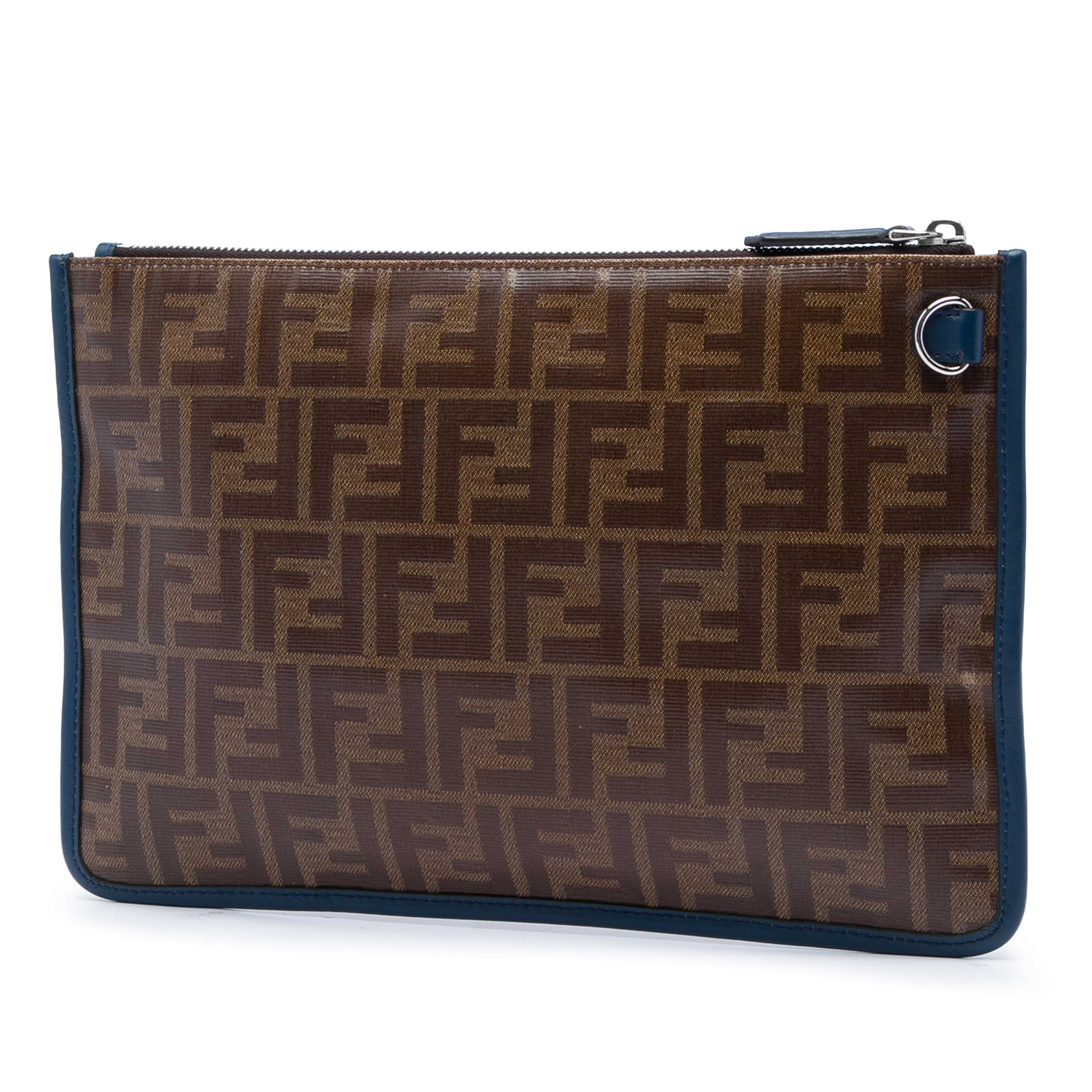 Fendi Zucca Coated Canvas Clutch, från Luxclusif, i färgen blå. Klicka för att öppna bilden i stort format