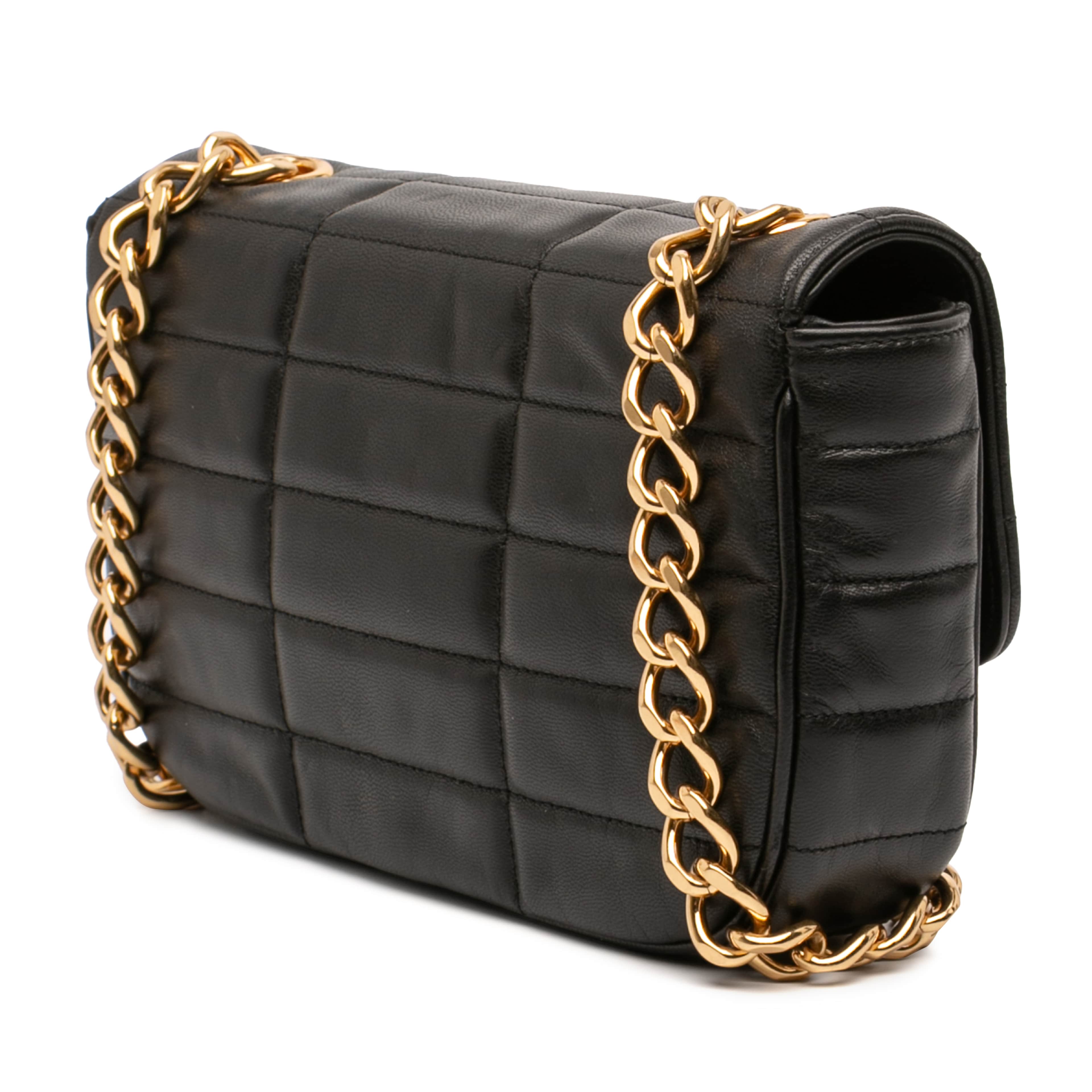 Celine Matelasse Goatskin Monochrome Chain Shoulder Bag, från Luxclusif, i färgen svart. Klicka för att öppna bilden i stort format
