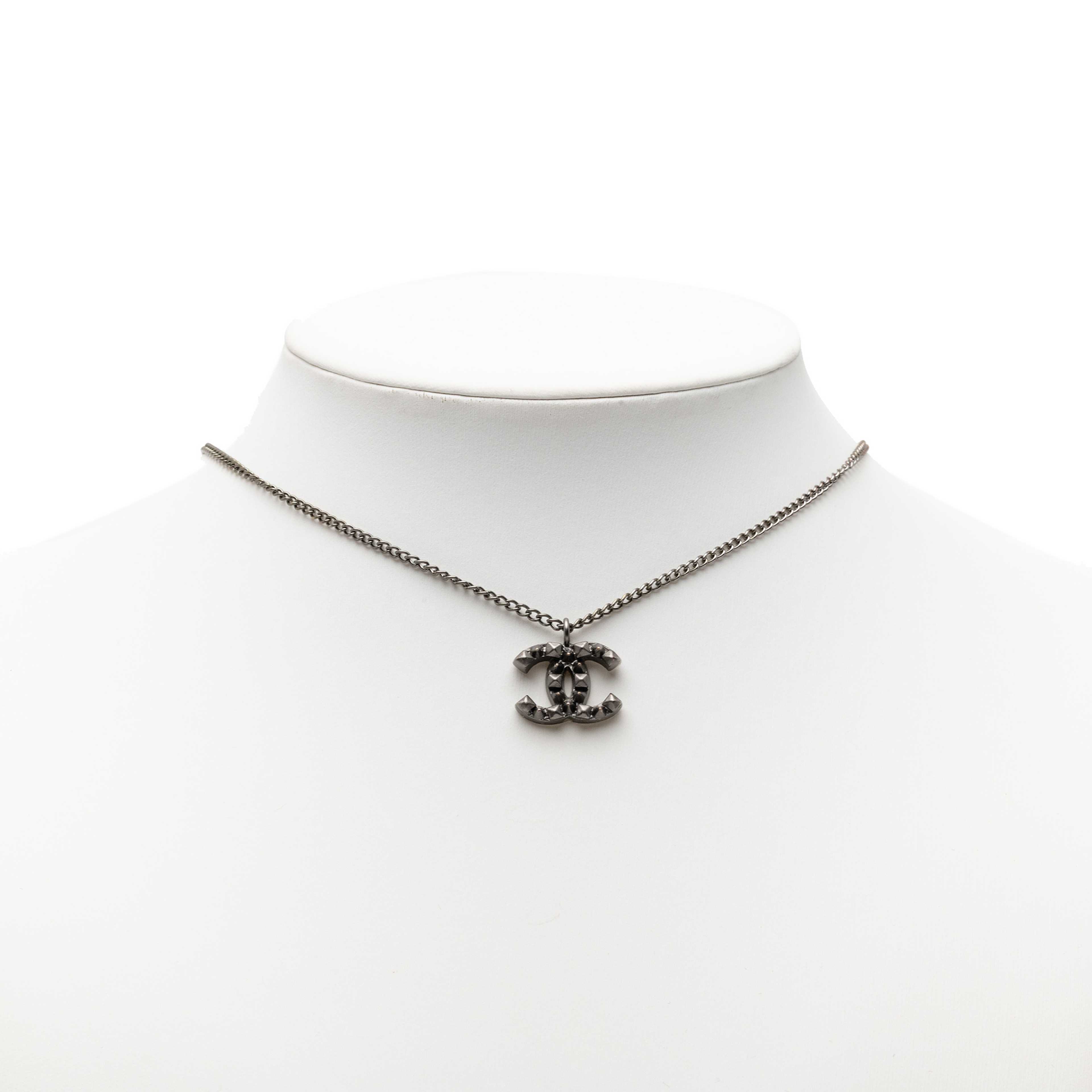 Chanel Cc Plated Brass Spike Pendant Necklace, från Luxclusif, i färgen gray. Klicka för att öppna bilden i stort format