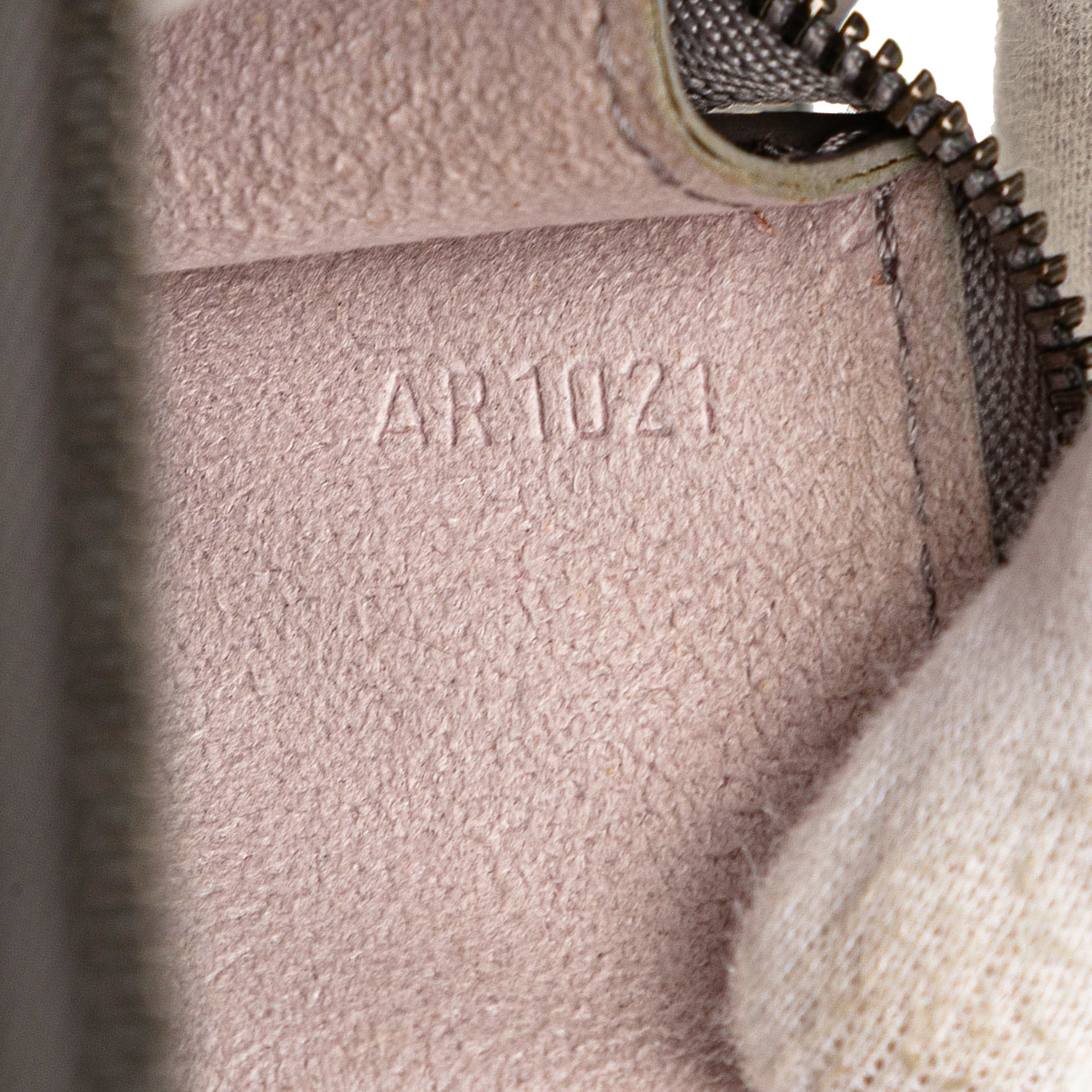 Louis Vuitton Epi Pochette Accessoires, från Luxclusif, i färgen lilac. Klicka för att öppna bilden i stort format