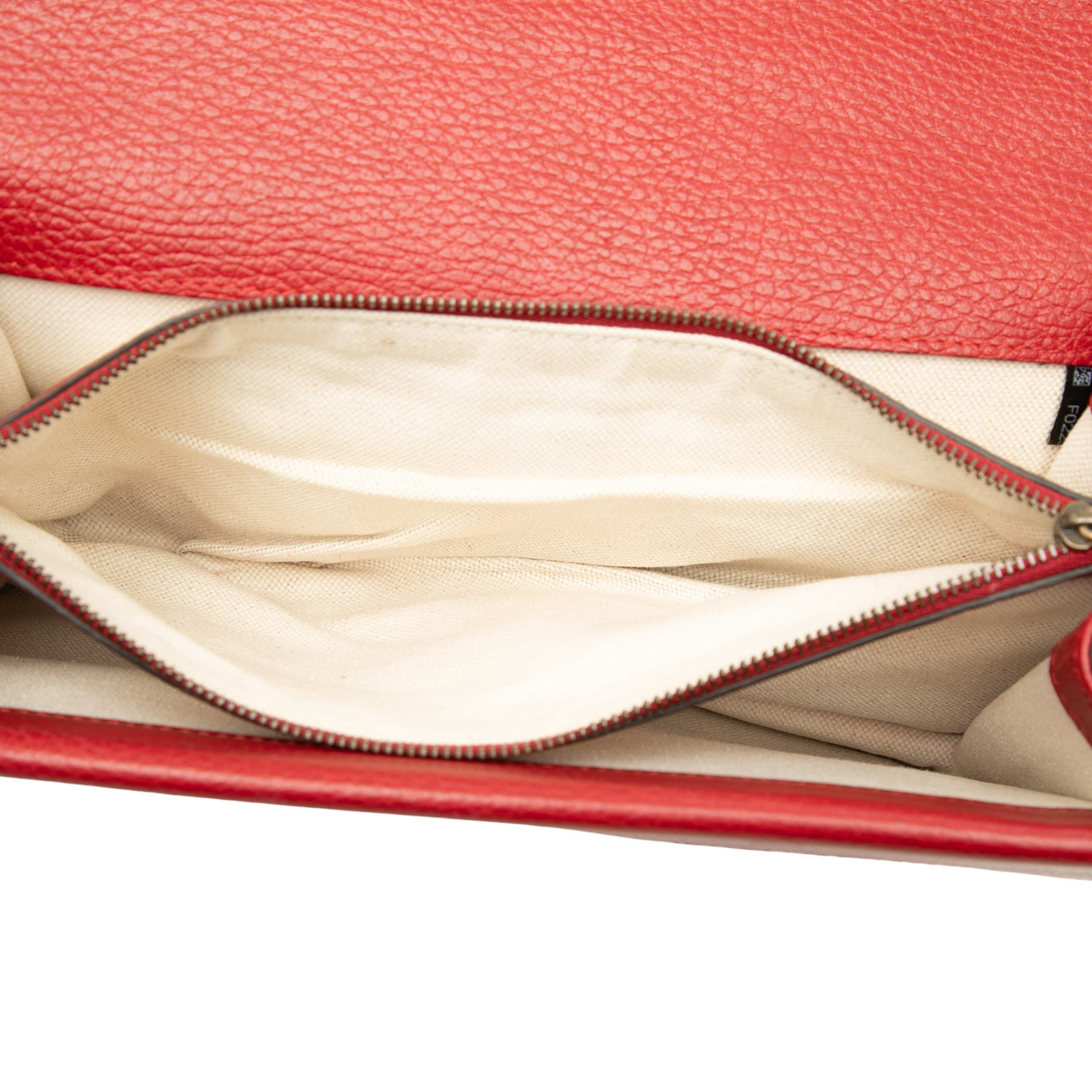Gucci Medium Calfskin Dionysus Shoulder Bag, från Luxclusif, i färgen röd. Klicka för att öppna bilden i stort format