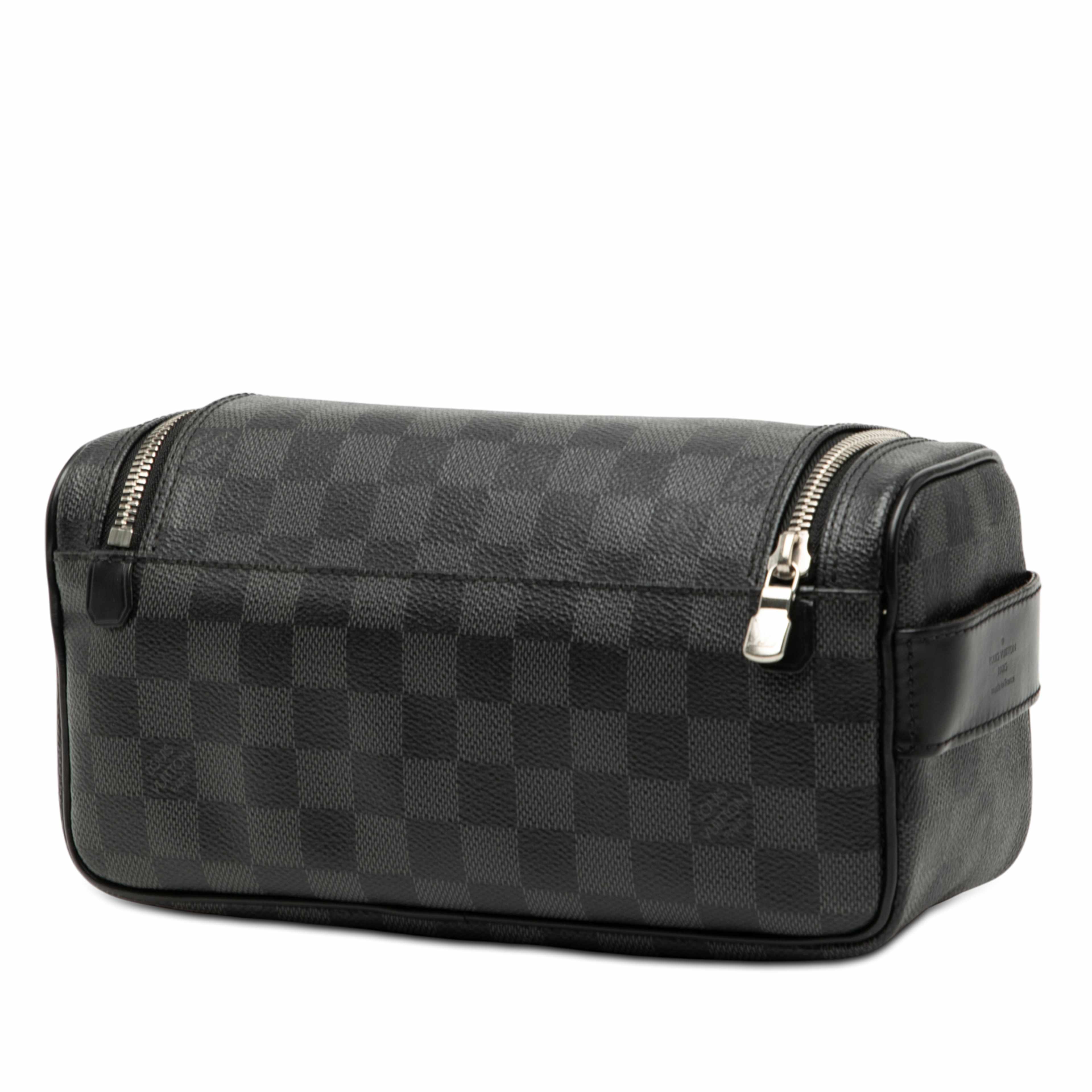 Louis Vuitton Damier Graphite Toiletry Pouch, från Luxclusif, i färgen black. Klicka för att öppna bilden i stort format