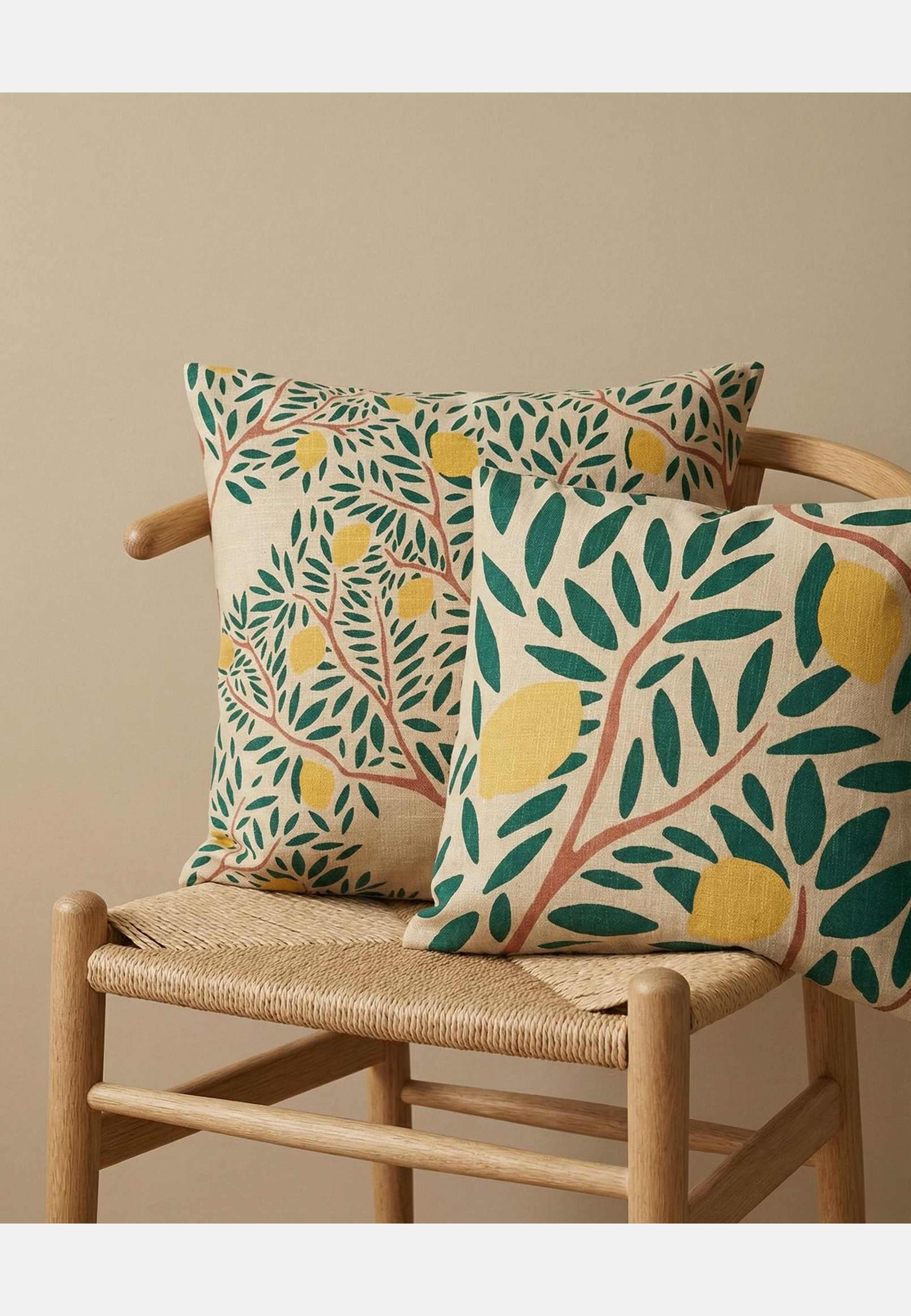 Kuddfodral Lemon Garden, från Classic Collection, i färgen mörkgrön. Klicka för att öppna bilden i stort format