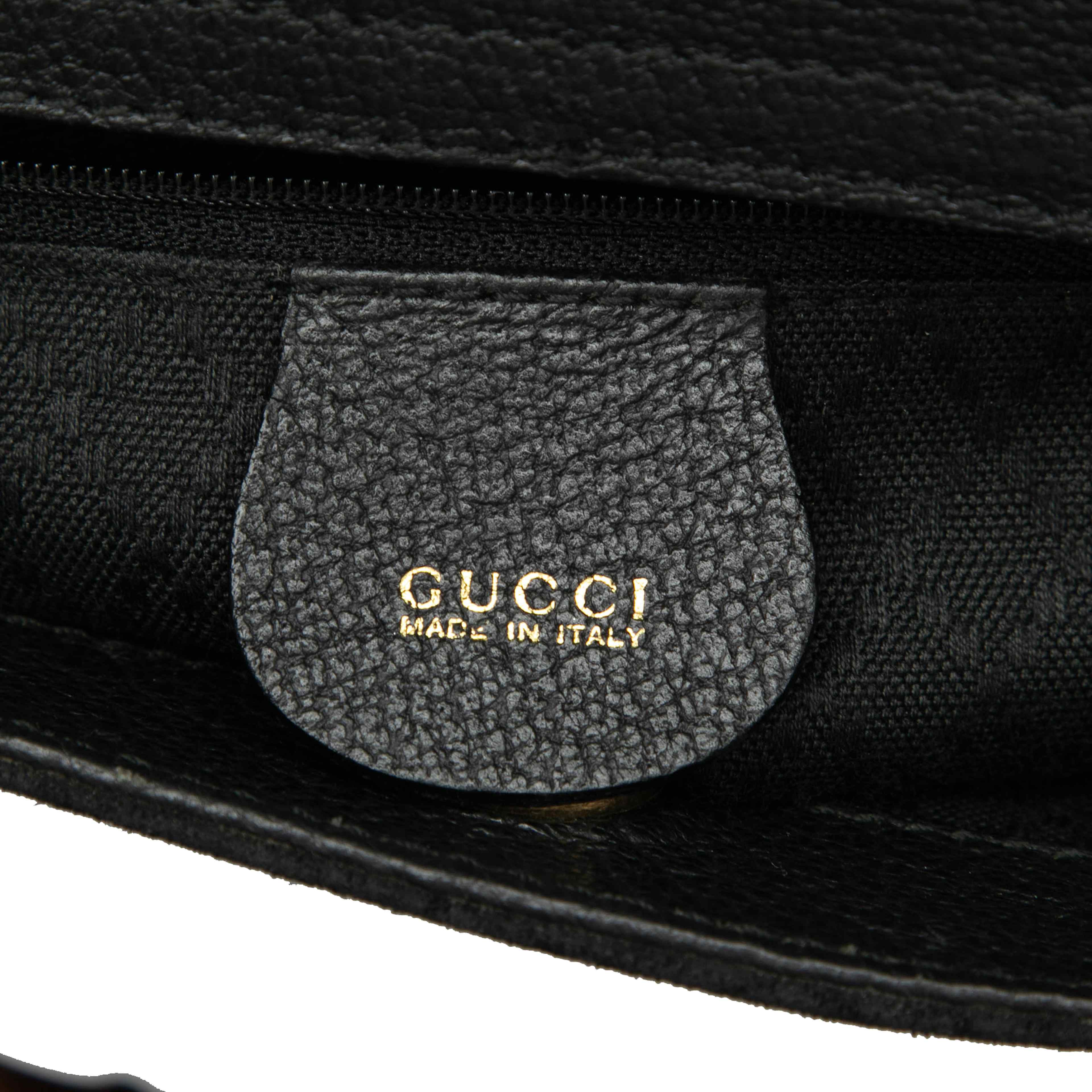 Gucci Suede Bamboo Satchel, från Luxclusif, i färgen black. Klicka för att öppna bilden i stort format