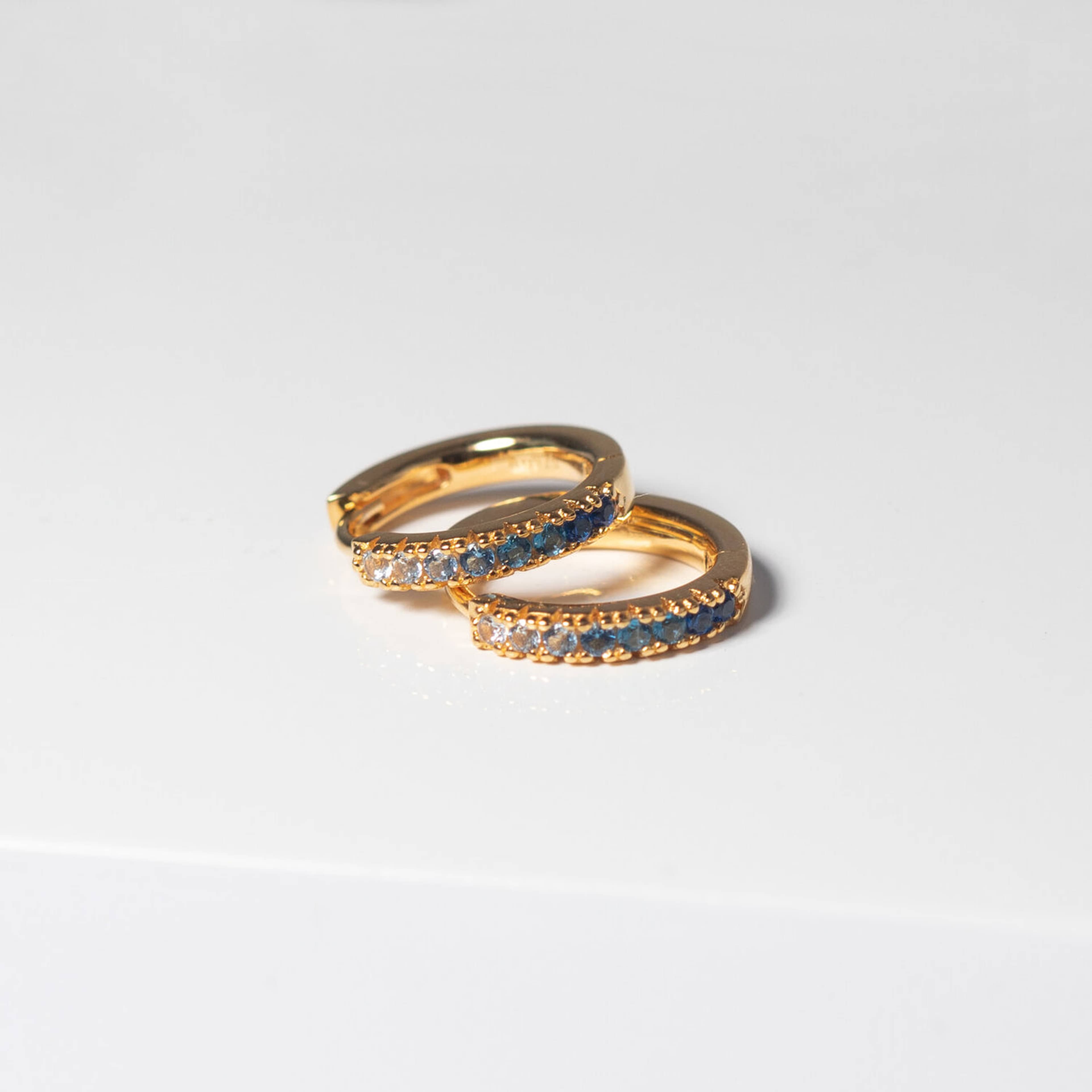 Örhänge Ellera Medio, från Sif Jakobs Jewellery, i färgen blue gradient/ gold. Klicka för att öppna bilden i stort format