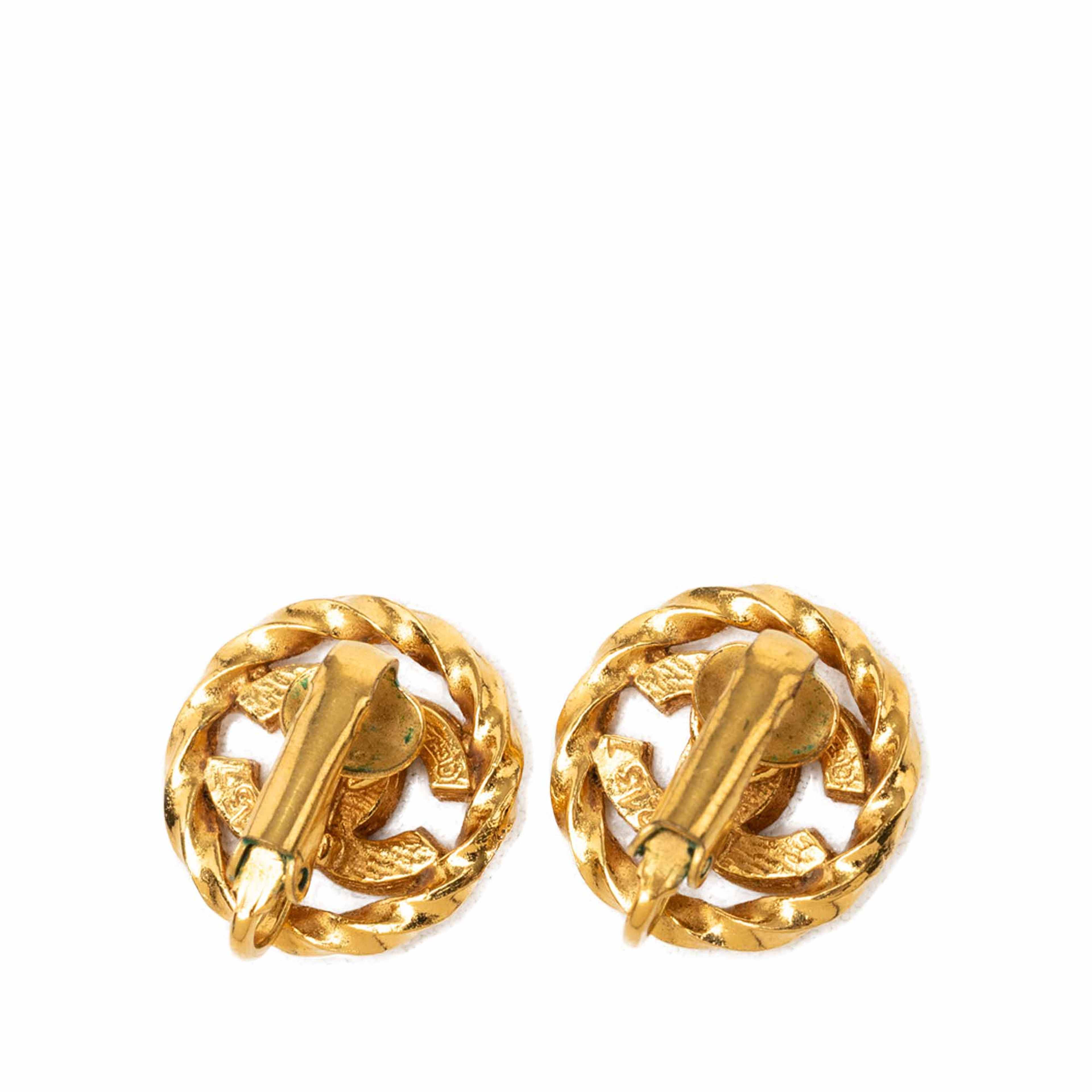 Chanel Cc Gold Plated Strass Clip On Earrings, från Luxclusif, i färgen guld. Klicka för att öppna bilden i stort format