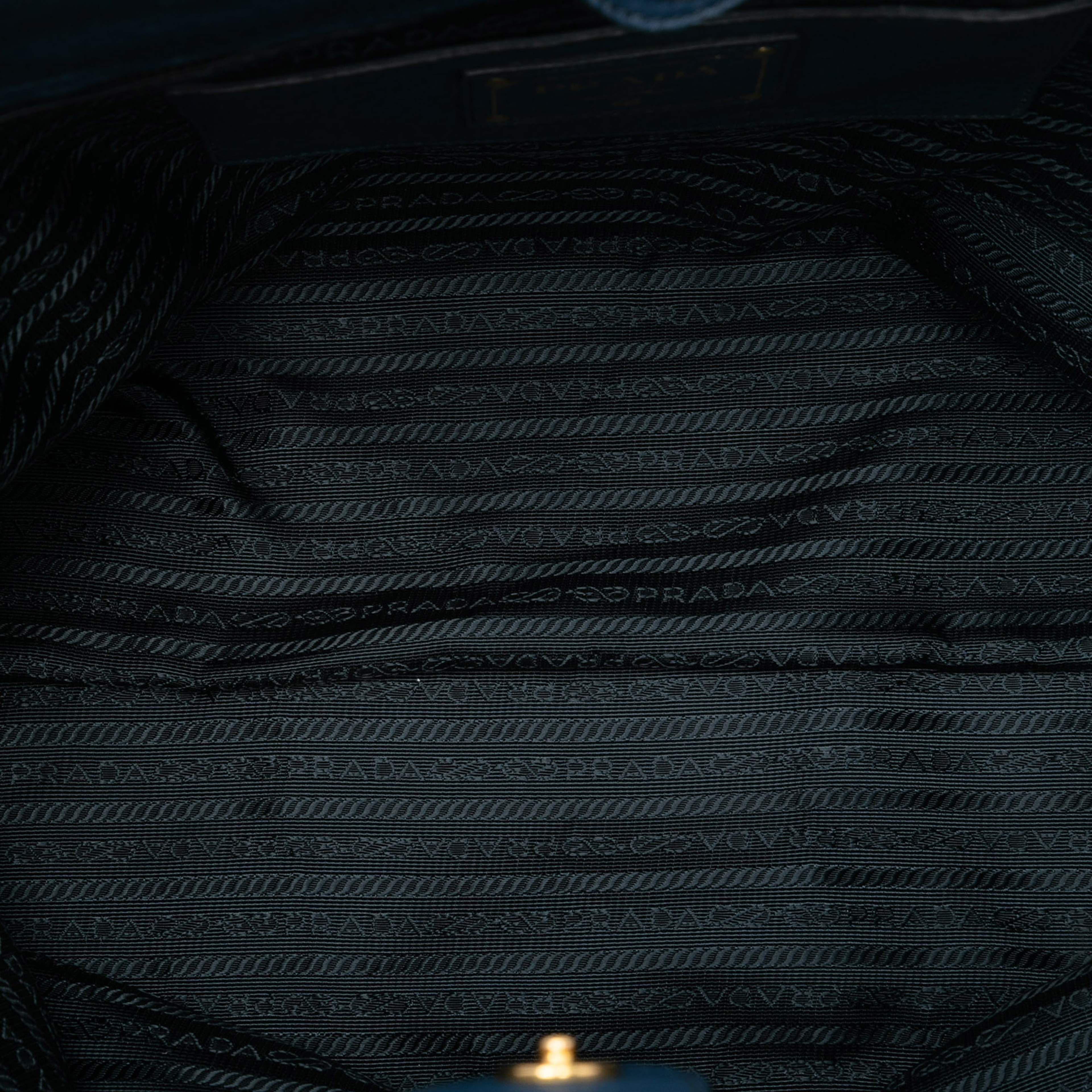 Prada Vitello Daino Open Convertible Tote, från Luxclusif, i färgen navy. Klicka för att öppna bilden i stort format