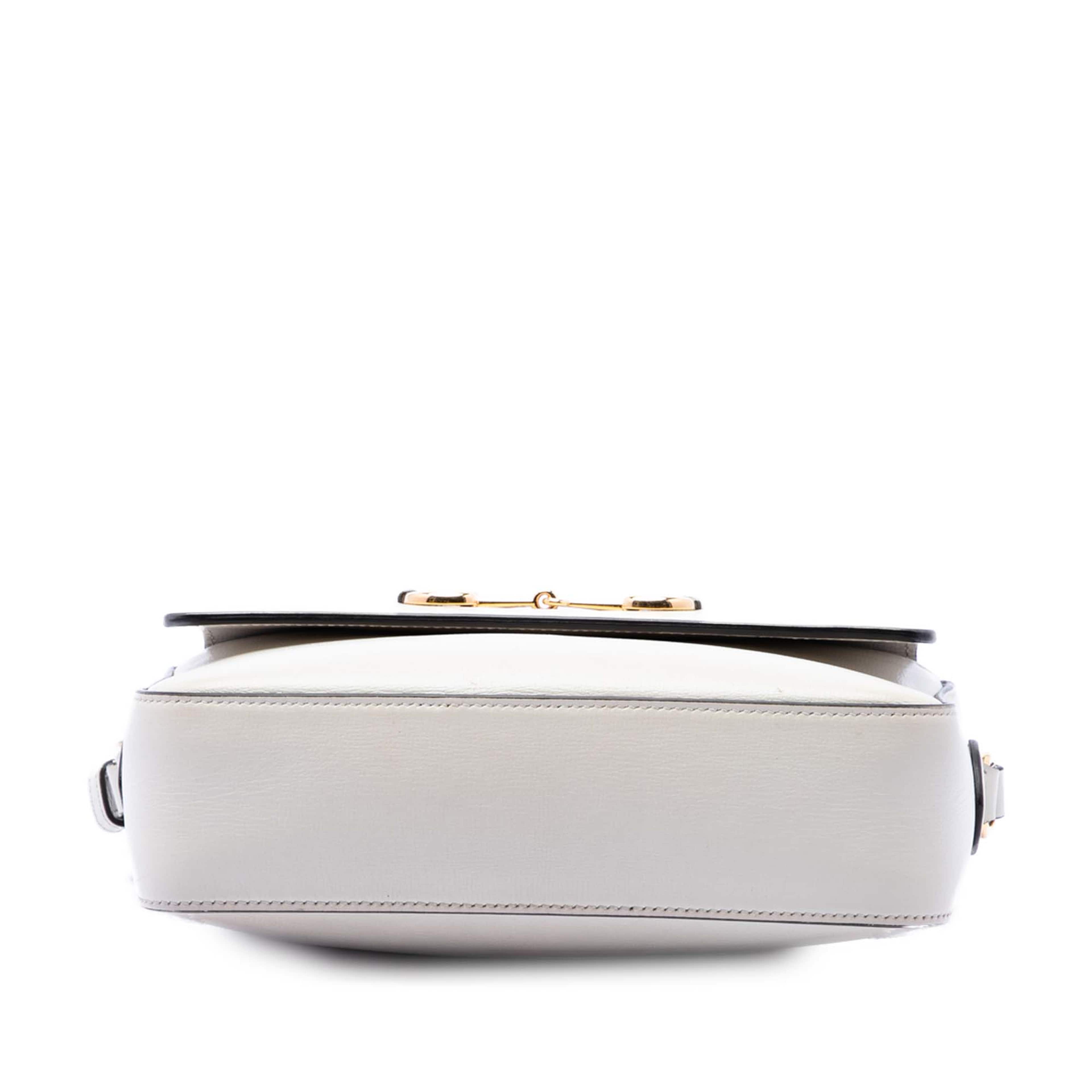 Gucci Small Leather Horsebit 1955 Camera Bag, från Luxclusif, i färgen vit. Klicka för att öppna bilden i stort format