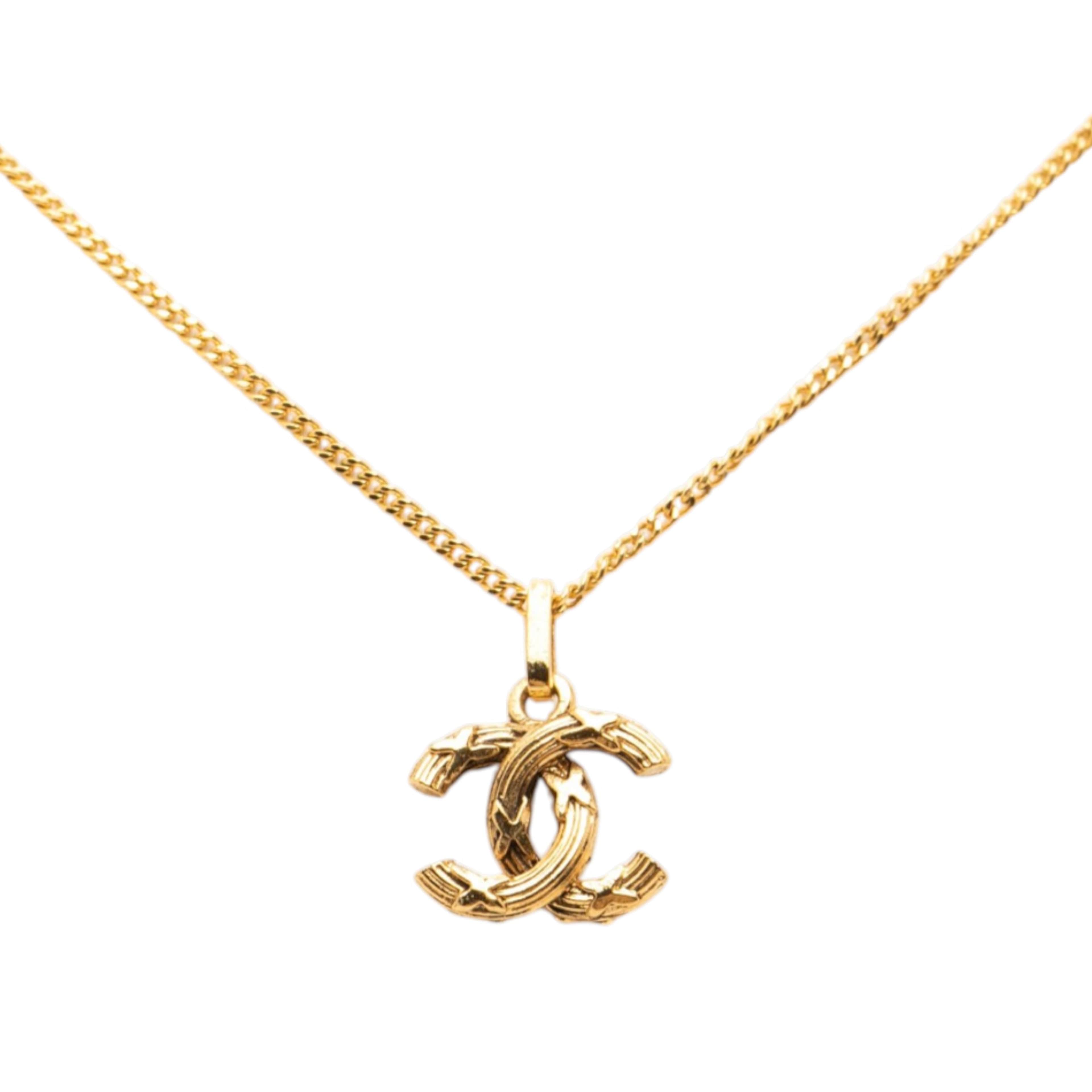 Chanel Gold Plated Cc Pendant Necklace, från Luxclusif, i färgen guld. Klicka för att öppna bilden i stort format