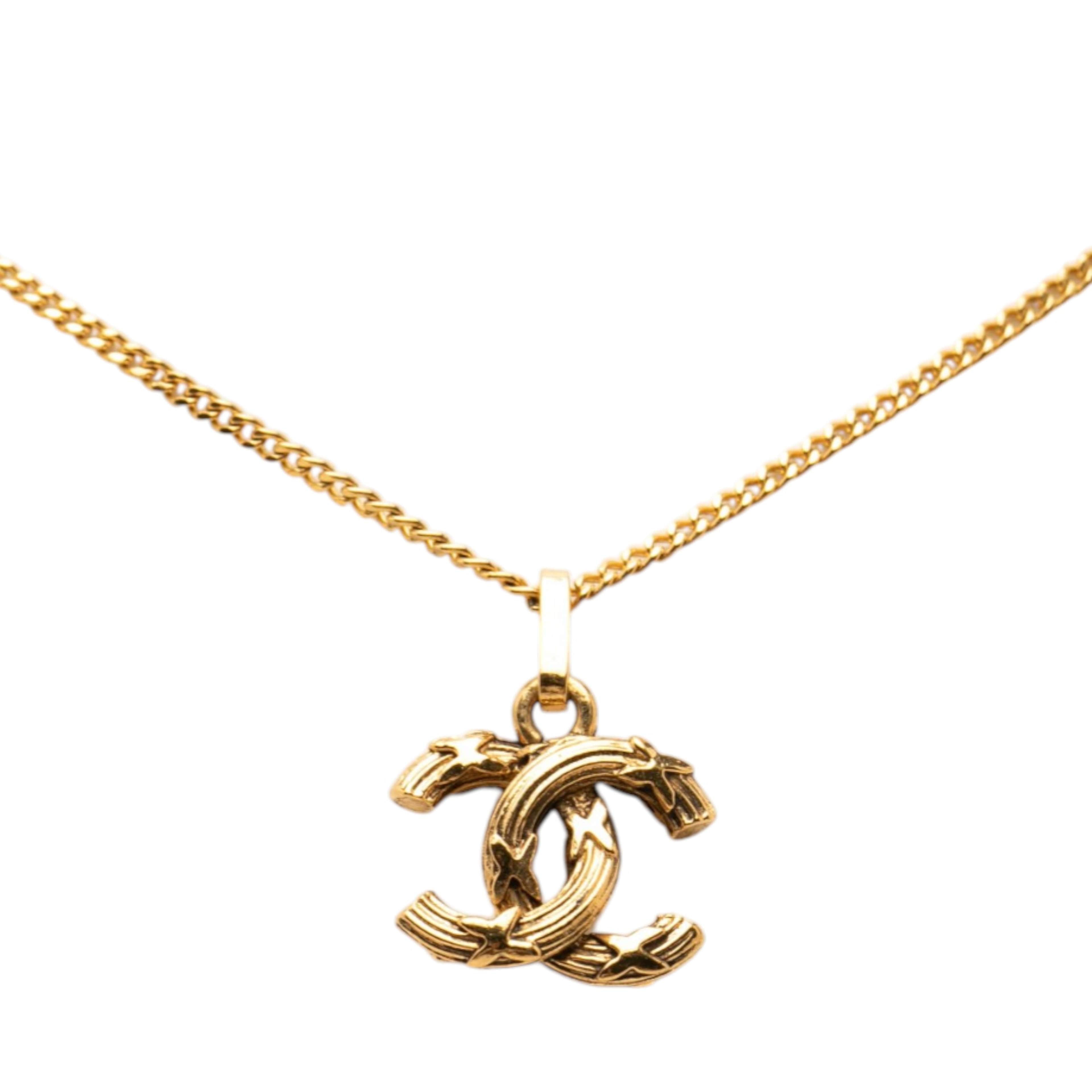 Chanel Gold Plated Cc Pendant Necklace, från Luxclusif, i färgen gold. Klicka för att öppna bilden i stort format