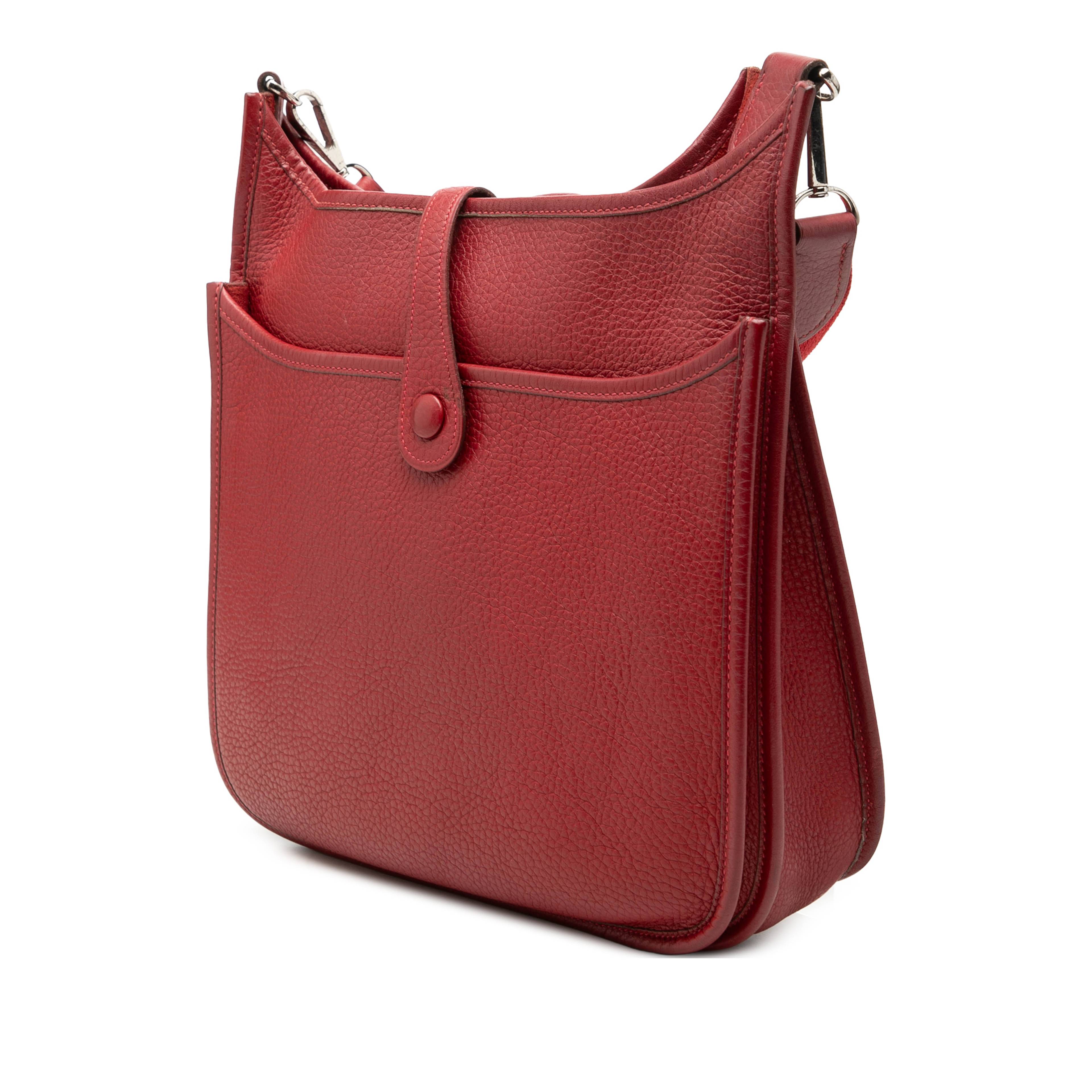 Hermès Clemence Evelyne Ii Pm, från Luxclusif, i färgen dark red. Klicka för att öppna bilden i stort format