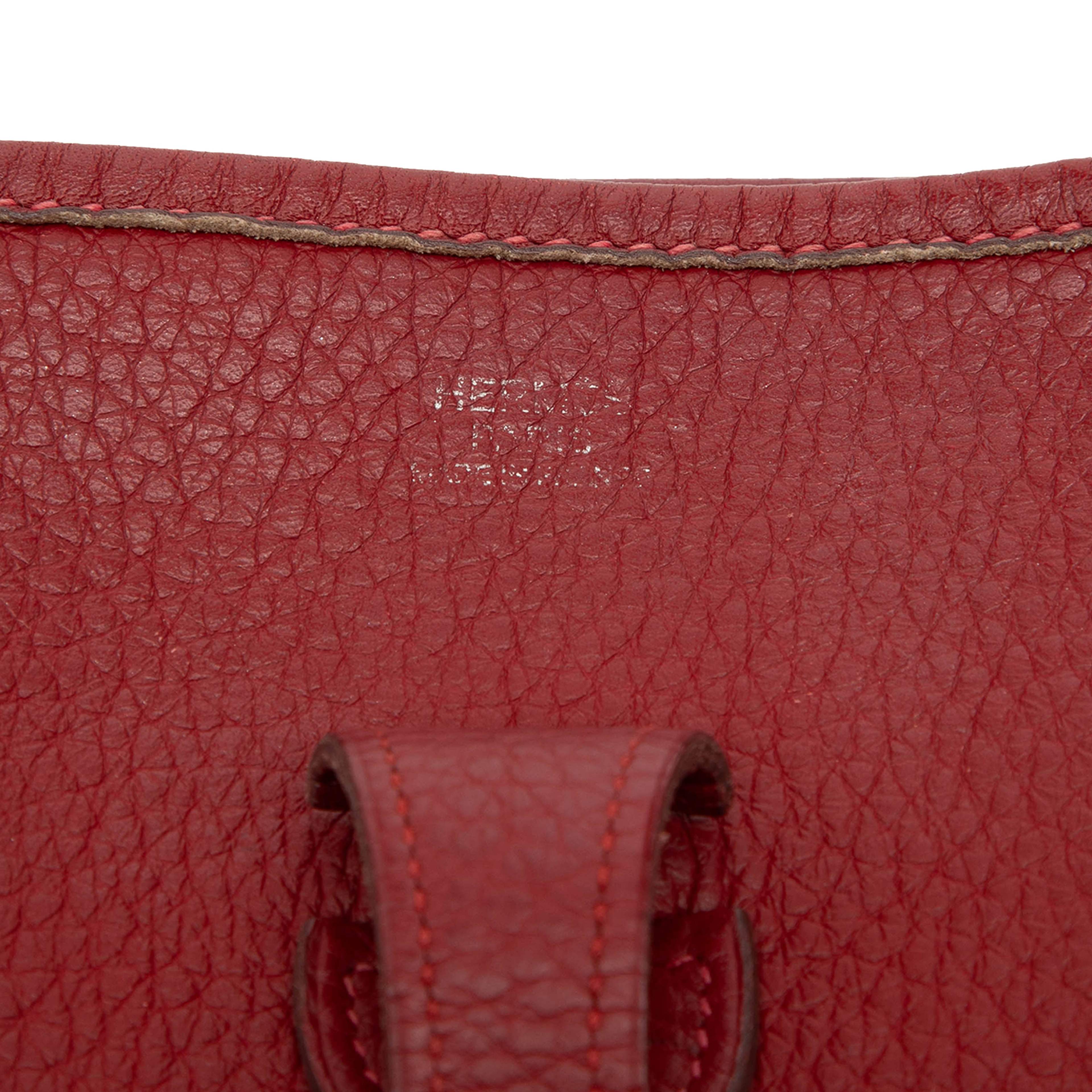 Hermès Clemence Evelyne Ii Pm, från Luxclusif, i färgen dark red. Klicka för att öppna bilden i stort format