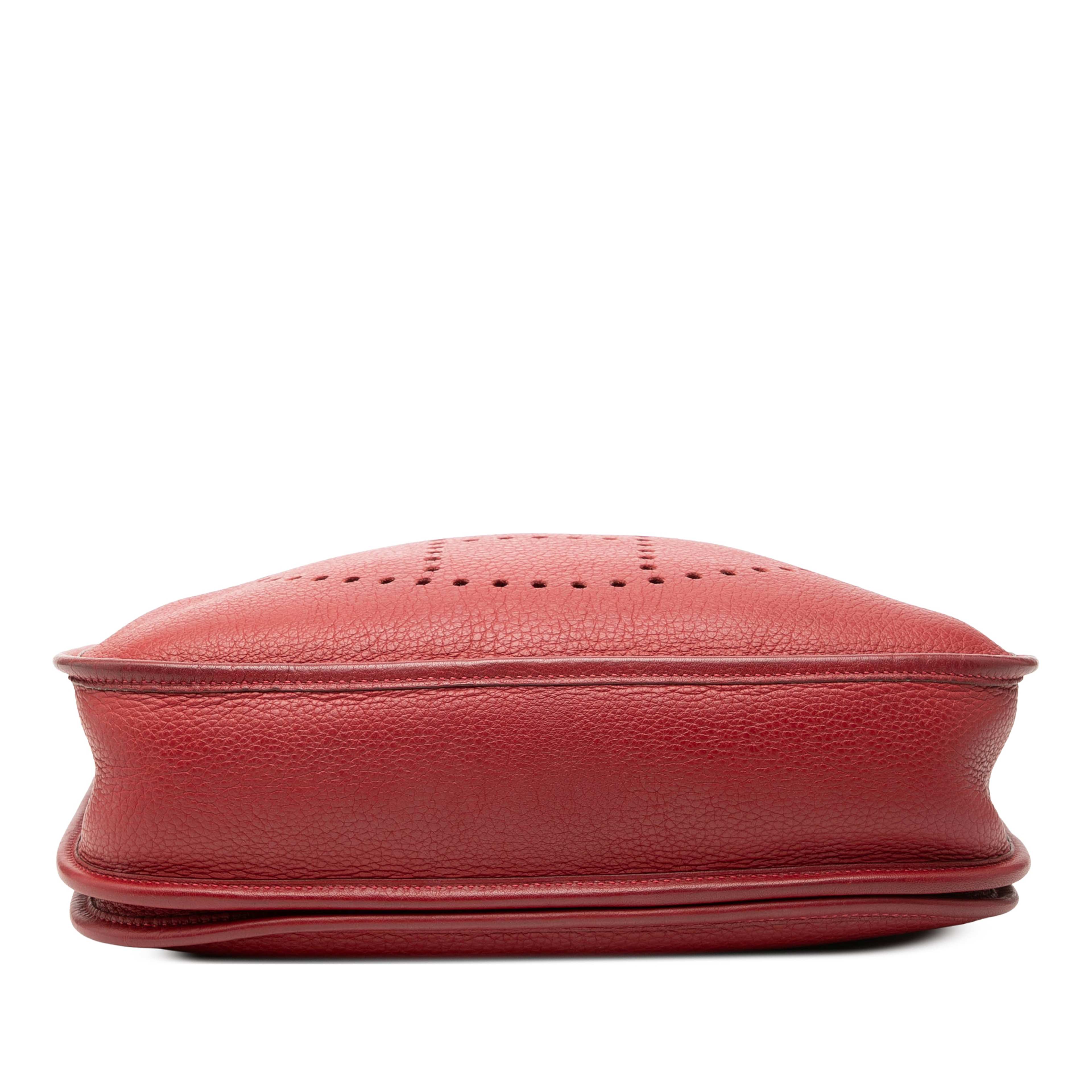 Hermès Clemence Evelyne Ii Pm, från Luxclusif, i färgen dark red. Klicka för att öppna bilden i stort format
