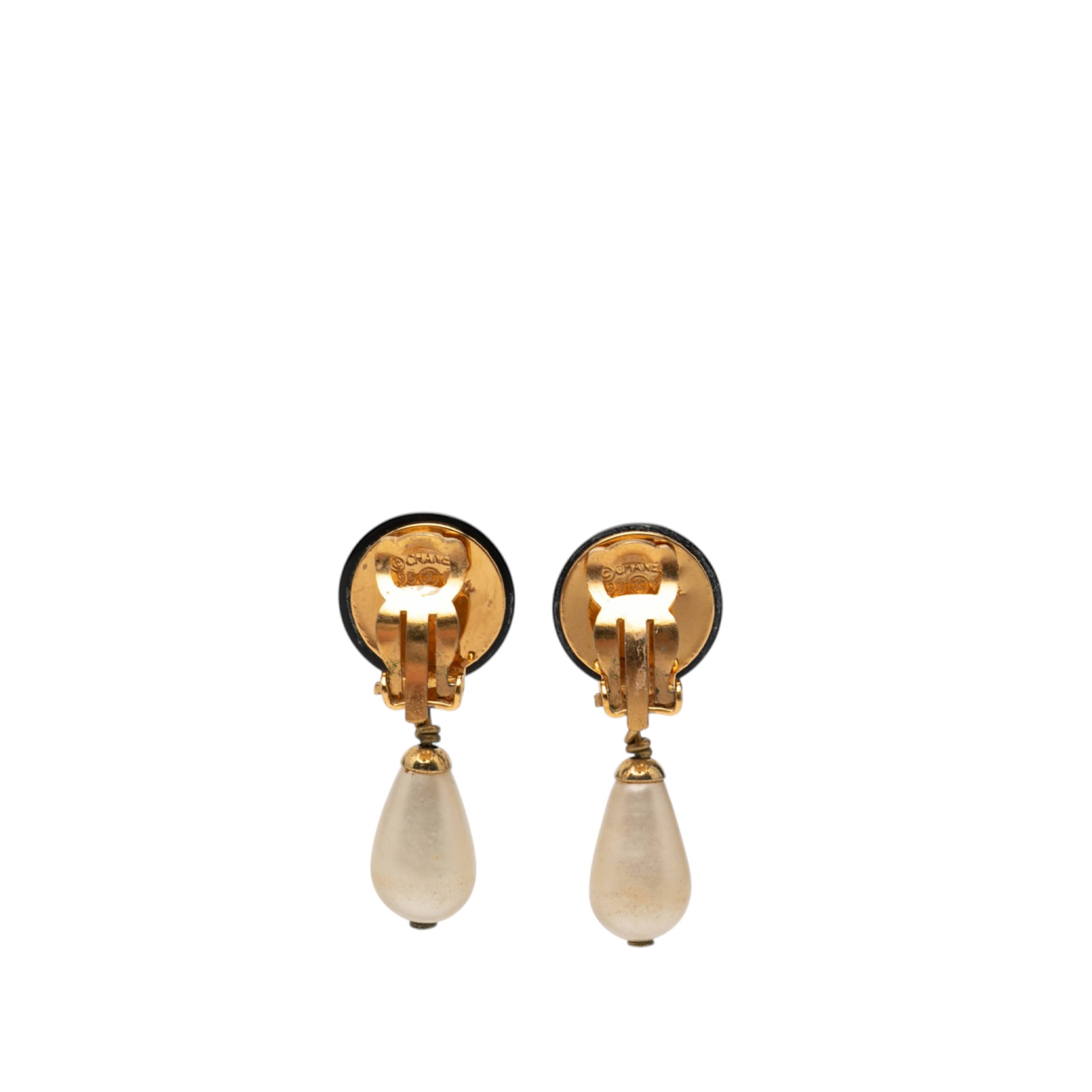 Chanel Cc Gold Plated Faux Pearl And Resin Drop Earrings, från Luxclusif, i färgen light gold. Klicka för att öppna bilden i stort format