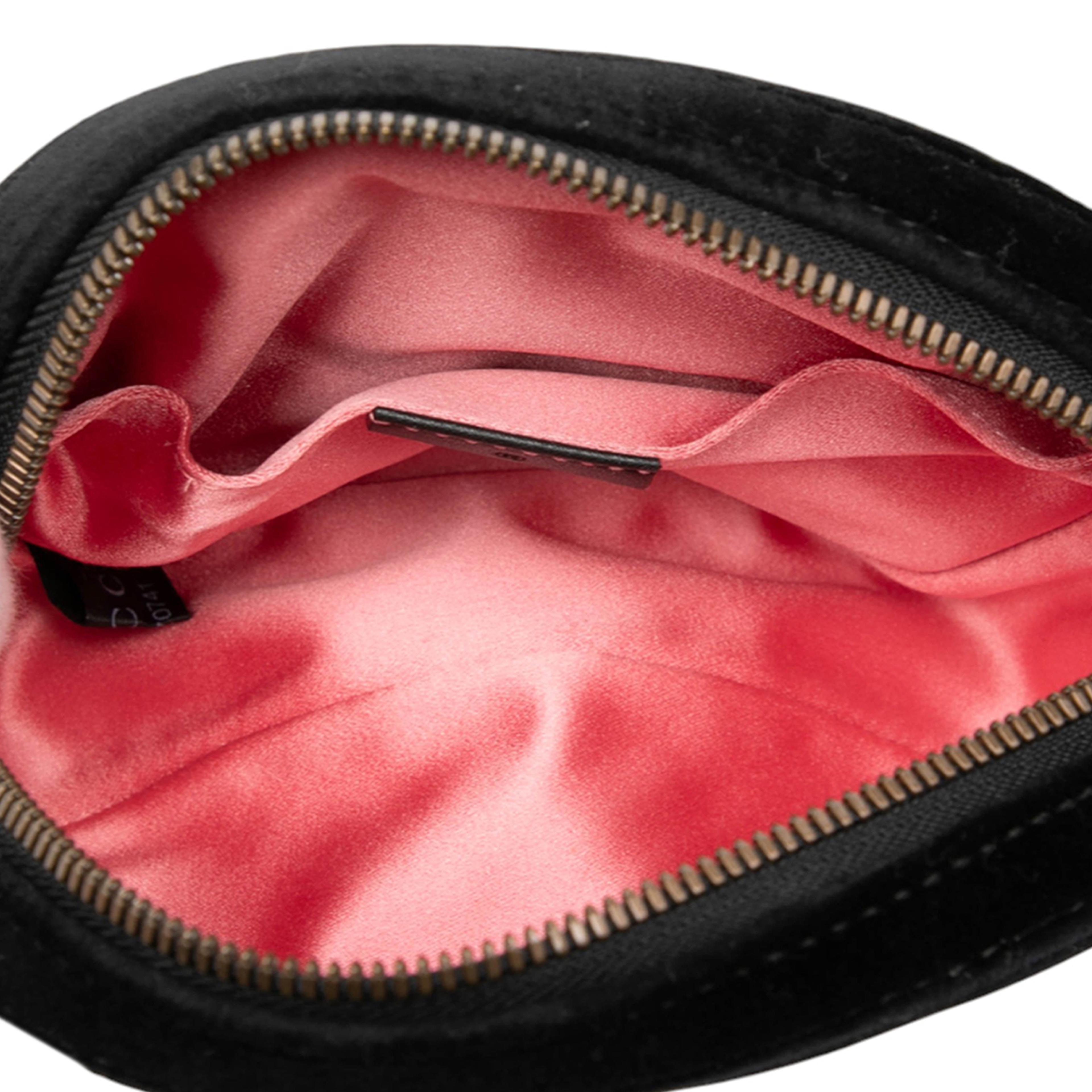 Gucci Gg Marmont Matelasse Velvet Belt Bag, från Luxclusif, i färgen black. Klicka för att öppna bilden i stort format