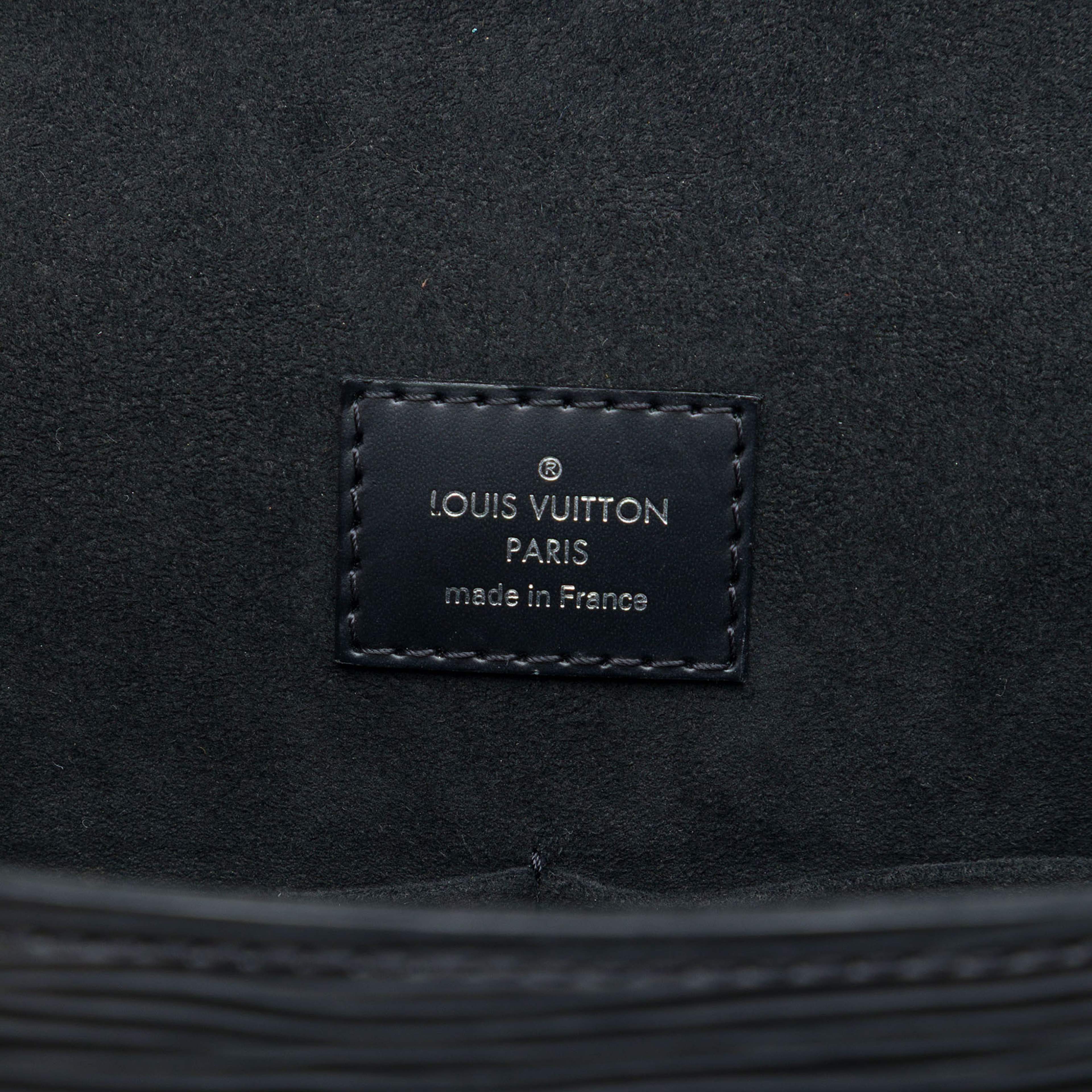 Louis Vuitton Epi Cluny Mm, från Luxclusif, i färgen svart. Klicka för att öppna bilden i stort format