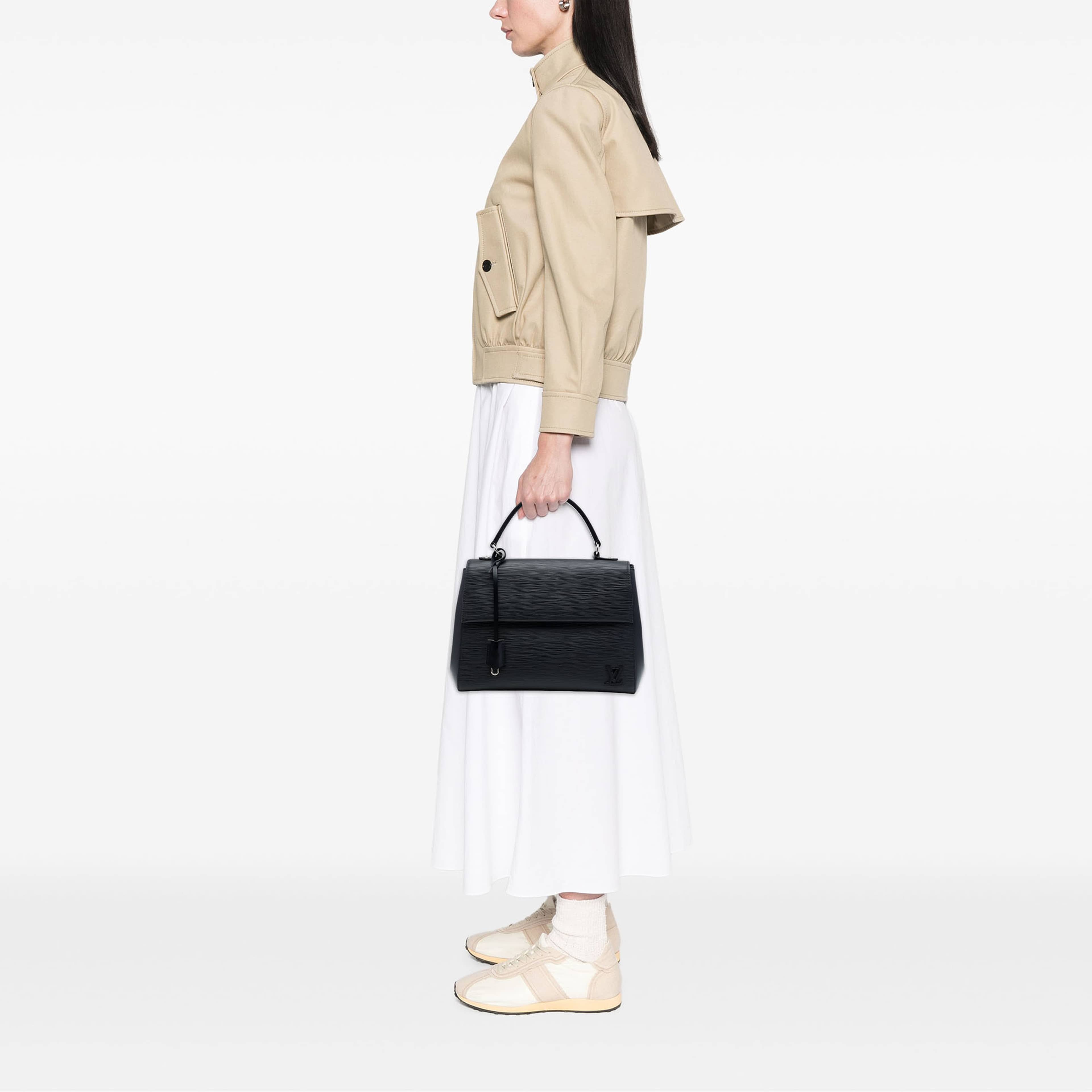 Louis Vuitton Epi Cluny Mm, från Luxclusif, i färgen svart. Klicka för att öppna bilden i stort format