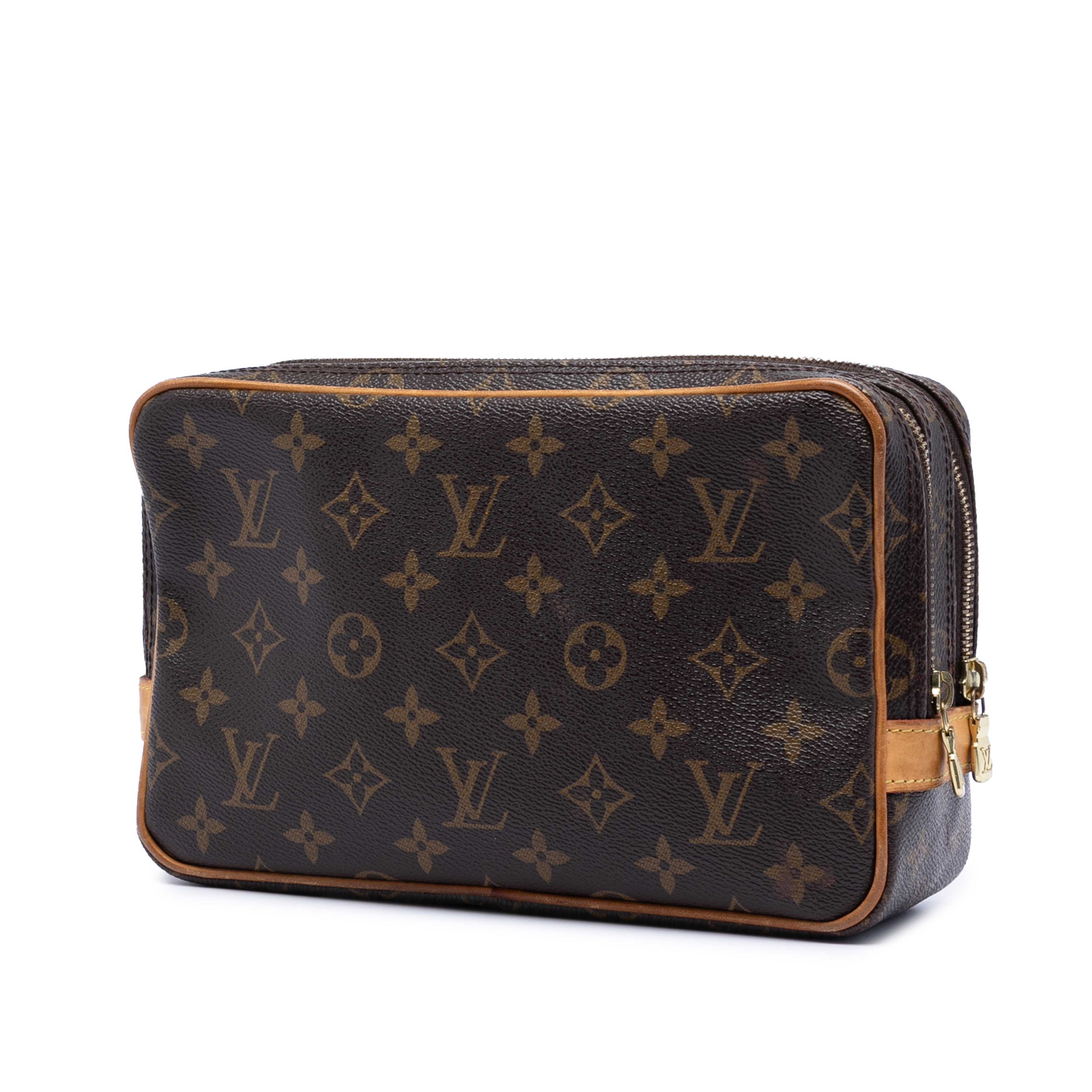 Louis Vuitton Monogram China Run Pavel Clutch, från Luxclusif, i färgen brun. Klicka för att öppna bilden i stort format