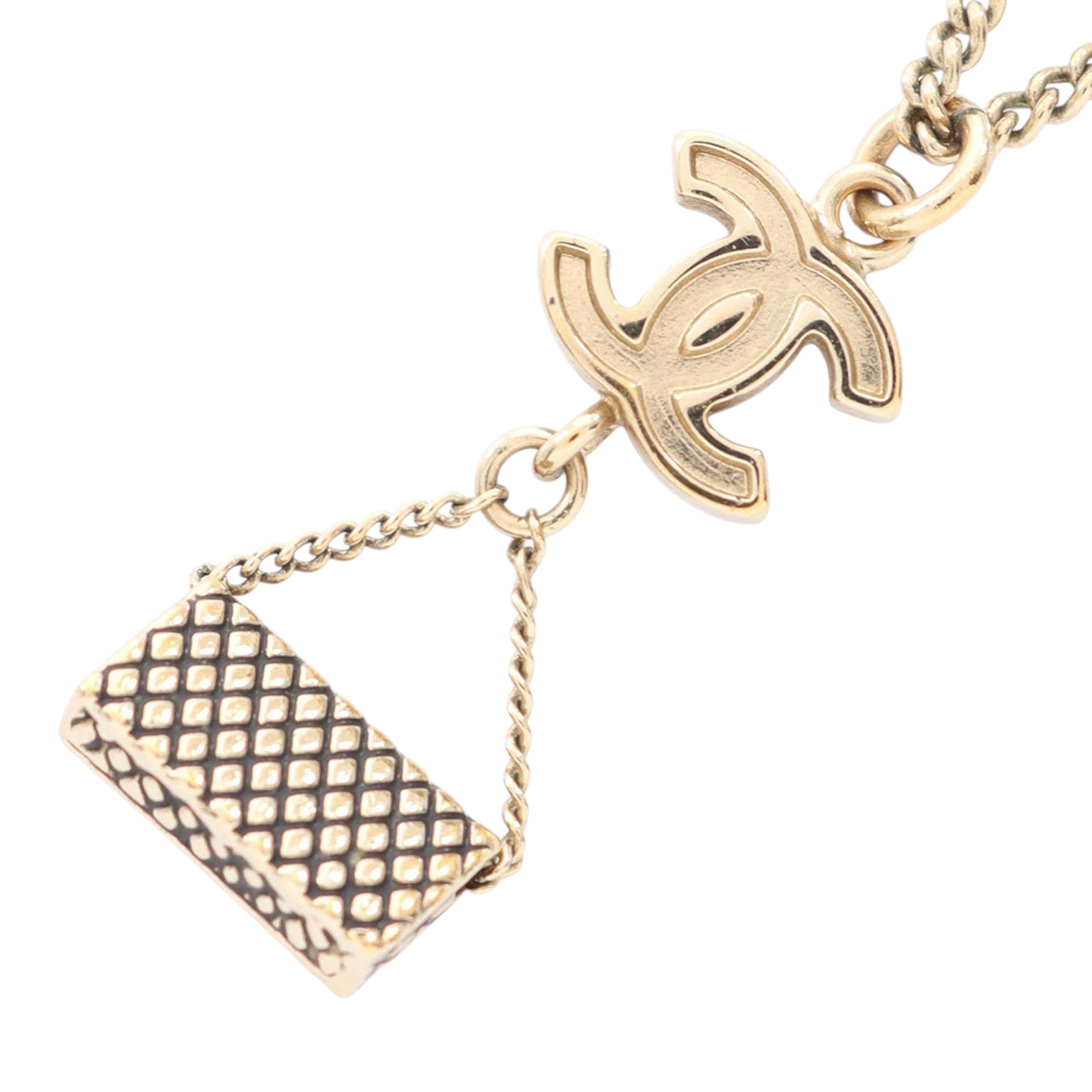 Chanel Cc Gold Plated Enamel Flap Bag Pendant Necklace, från Luxclusif, i färgen svart. Klicka för att öppna bilden i stort format
