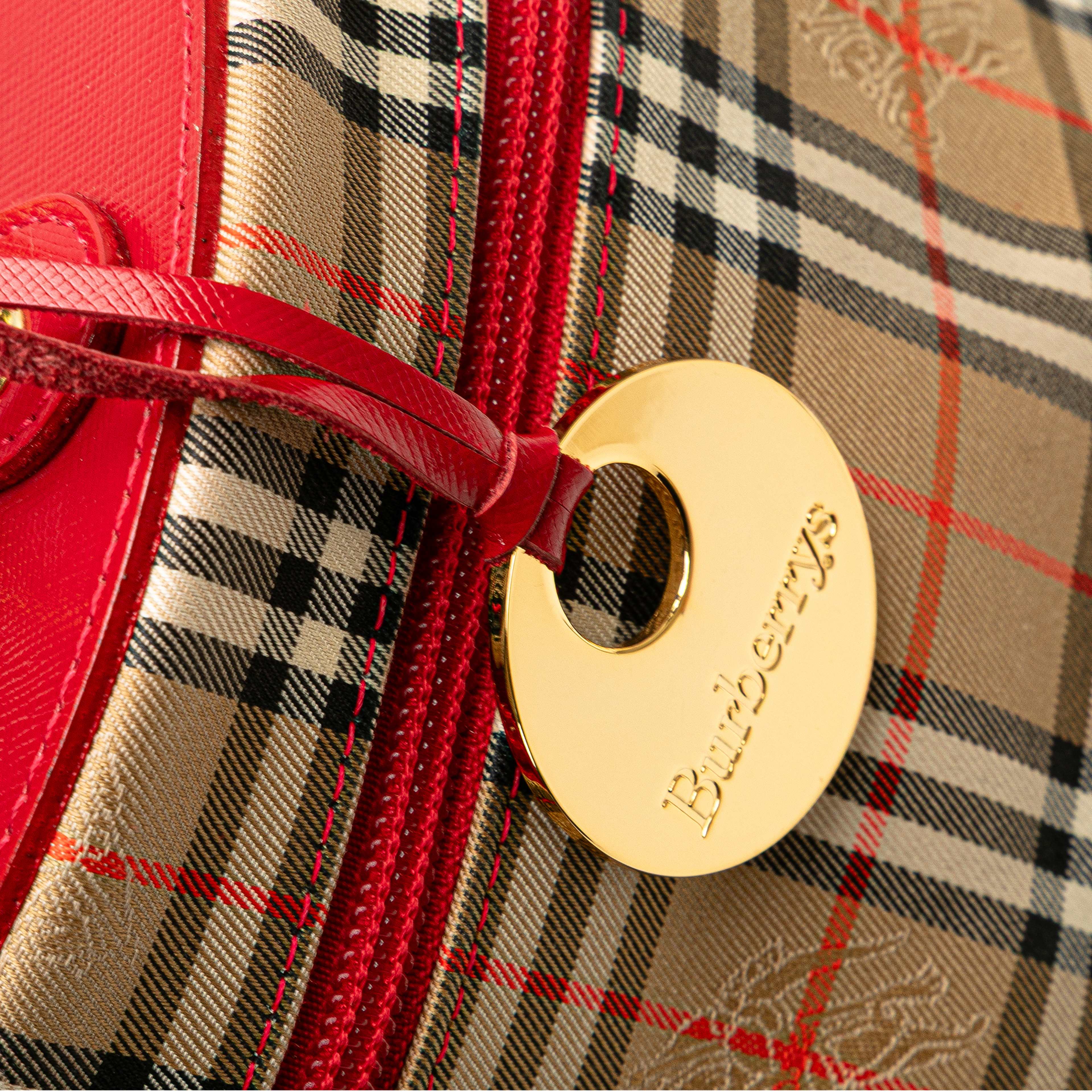 Burberry Haymarket Check Canvas Vanity Bag, från Luxclusif, i färgen beige. Klicka för att öppna bilden i stort format